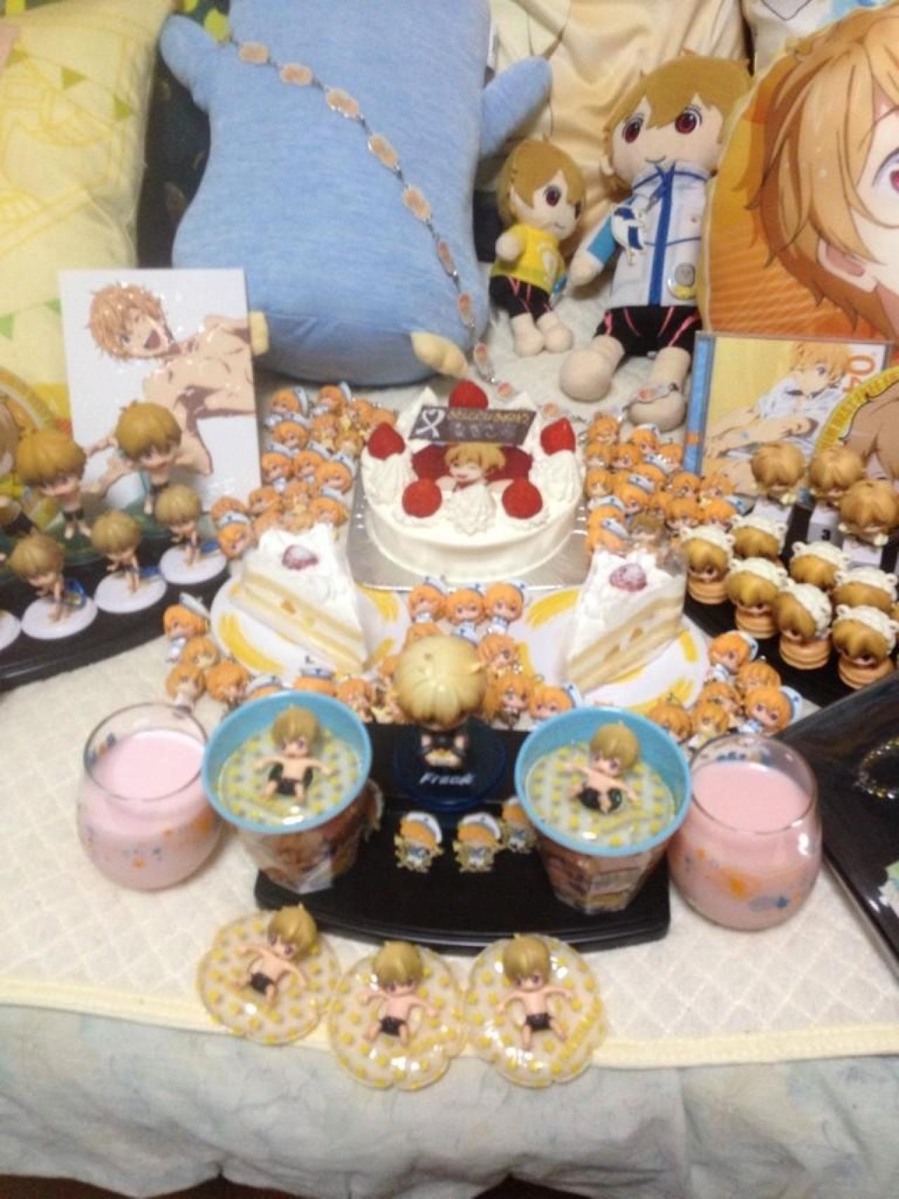 各种叶月渚粘土手办簇拥着叶月渚生日蛋糕