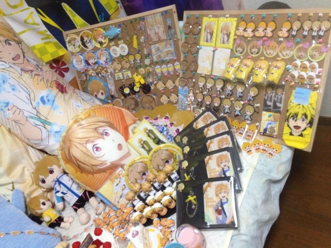 木板上挂满了叶月渚的挂饰、手链、表带、卡包，桌子上还有一排叶月渚黑色钱包（换了一个角度拍摄）