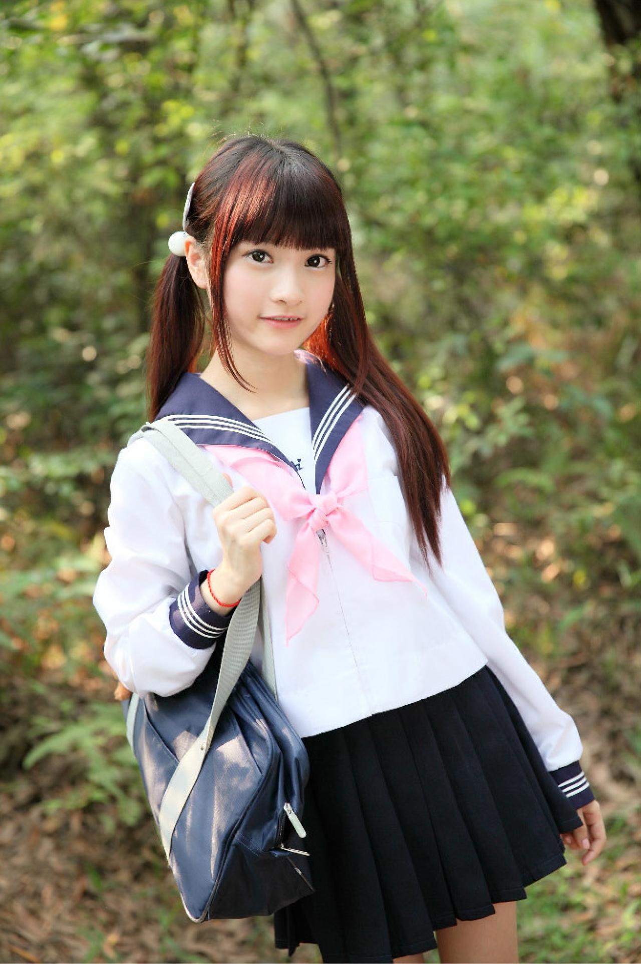 橘子酱穿着水手服挎着包正面照