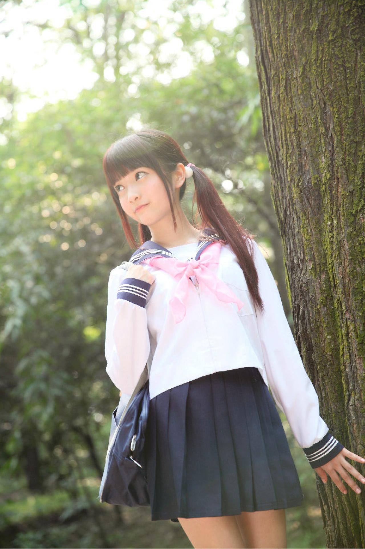 橘子酱穿着水手服挎着包手撑在一棵树上