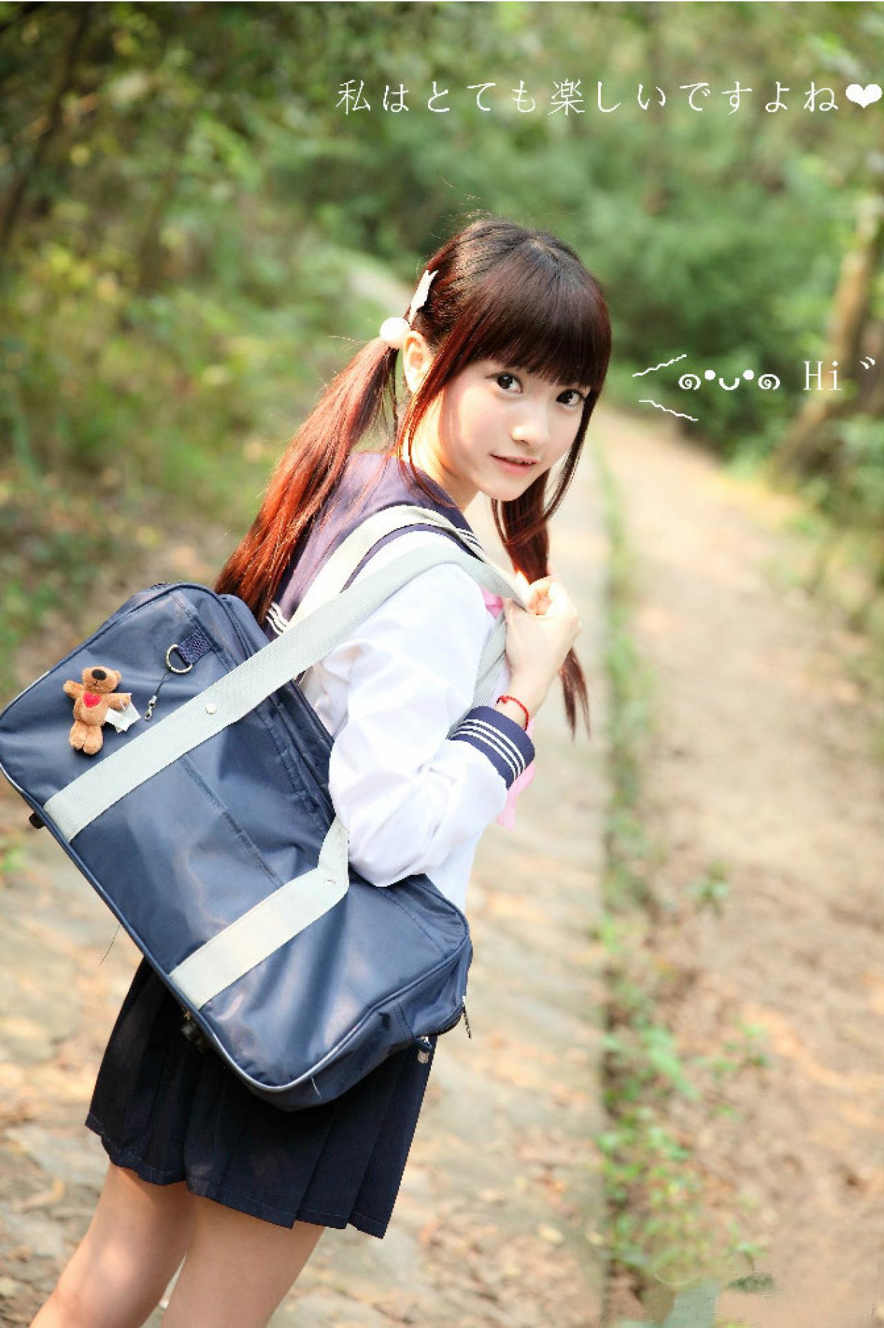 橘子酱穿着水手服走在青石路上回头打招呼：Hi~