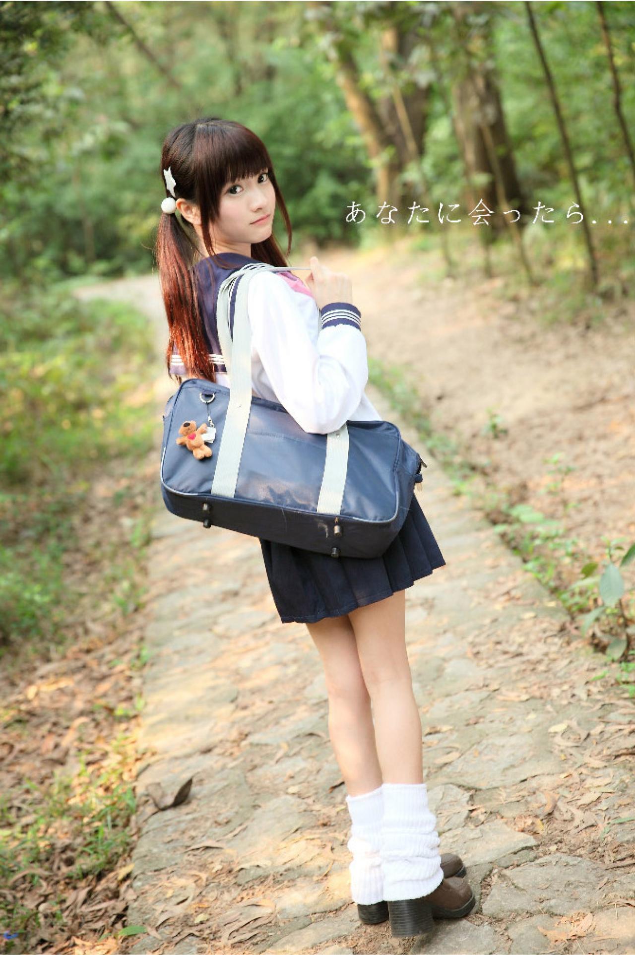 橘子酱穿着水手服走在青石路上回头微笑