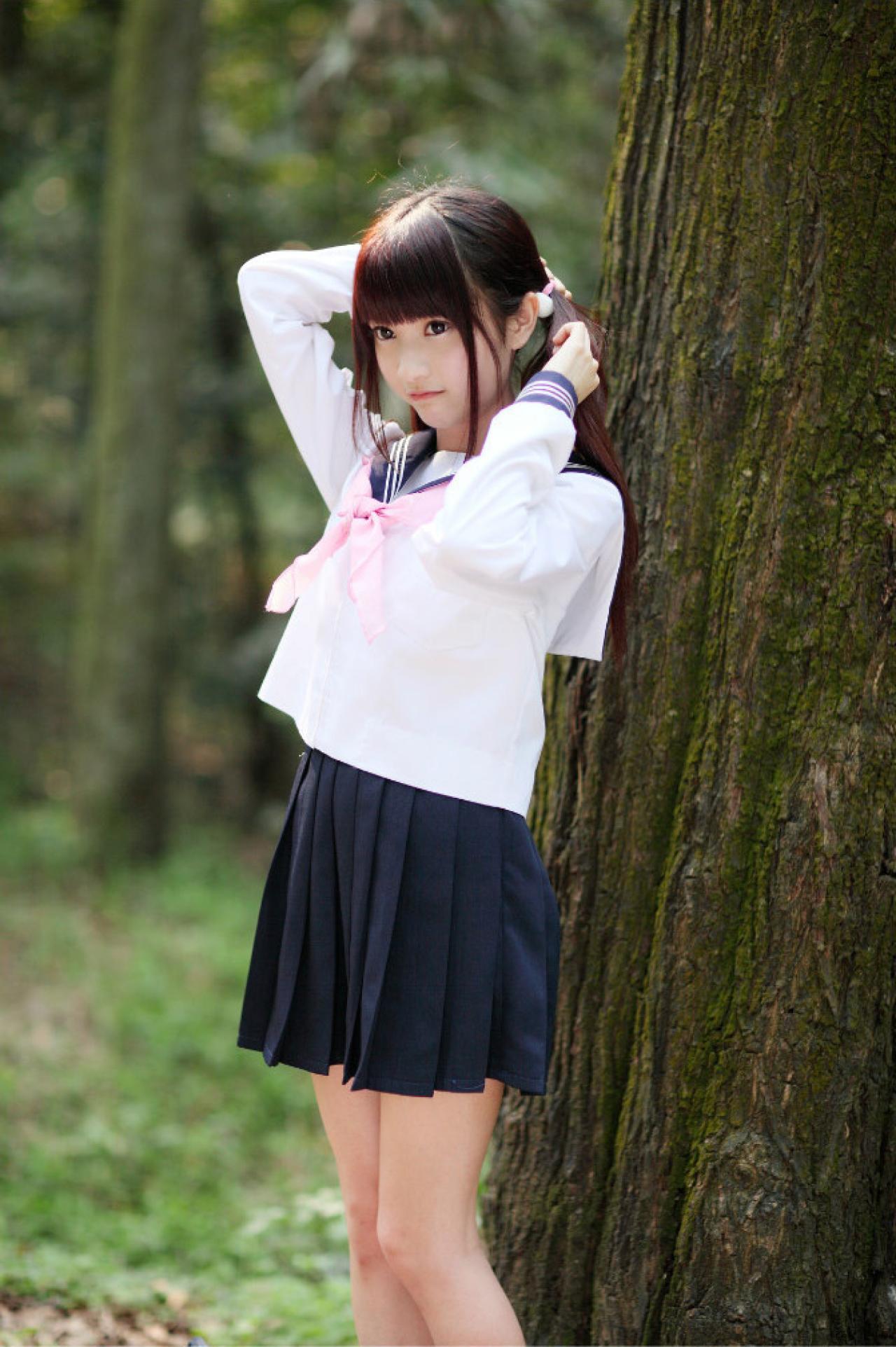 橘子酱穿着水手服在大树前绑马尾的样子