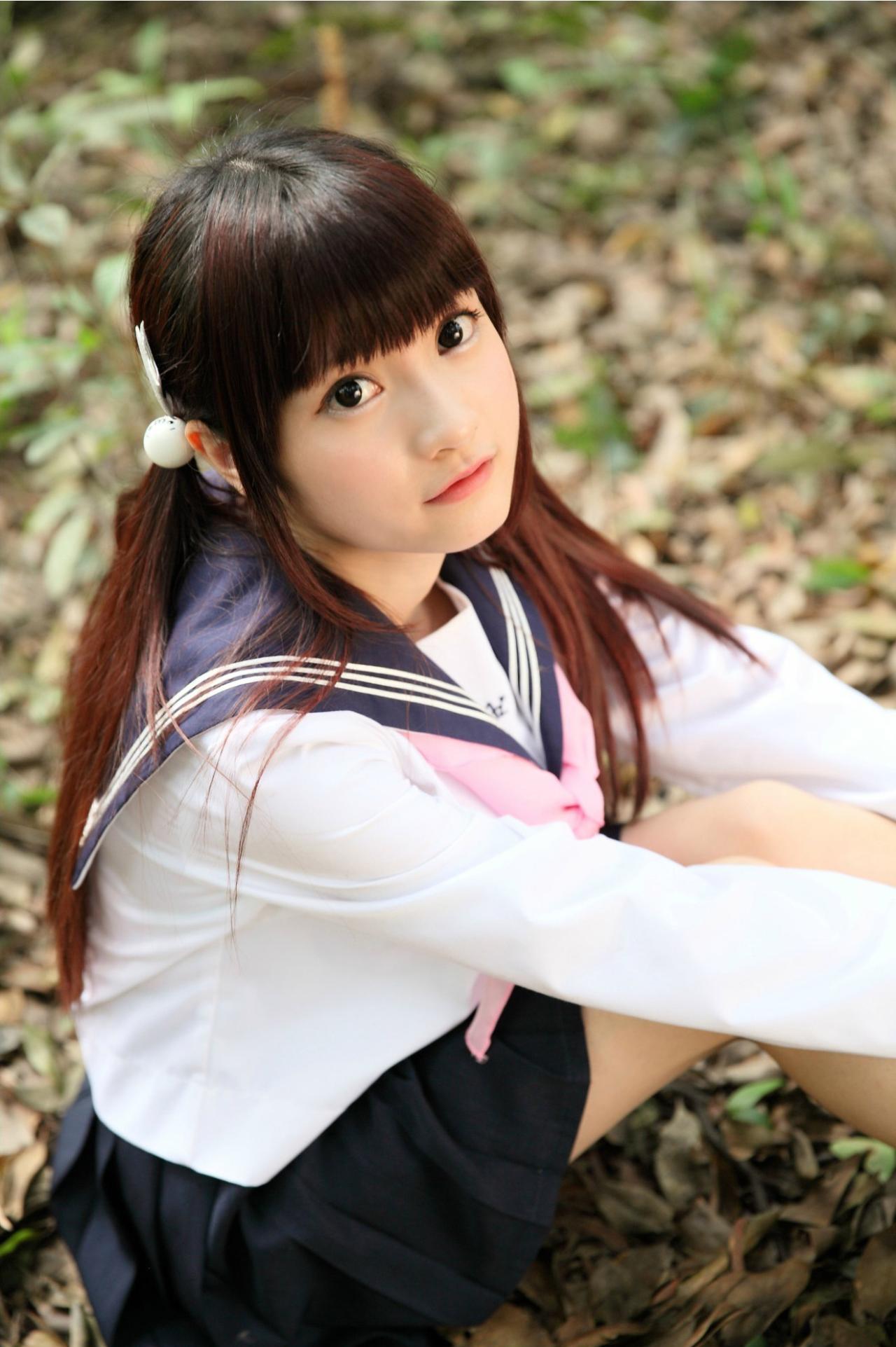 橘子酱穿着水手服坐在地上，脸部俯拍特写