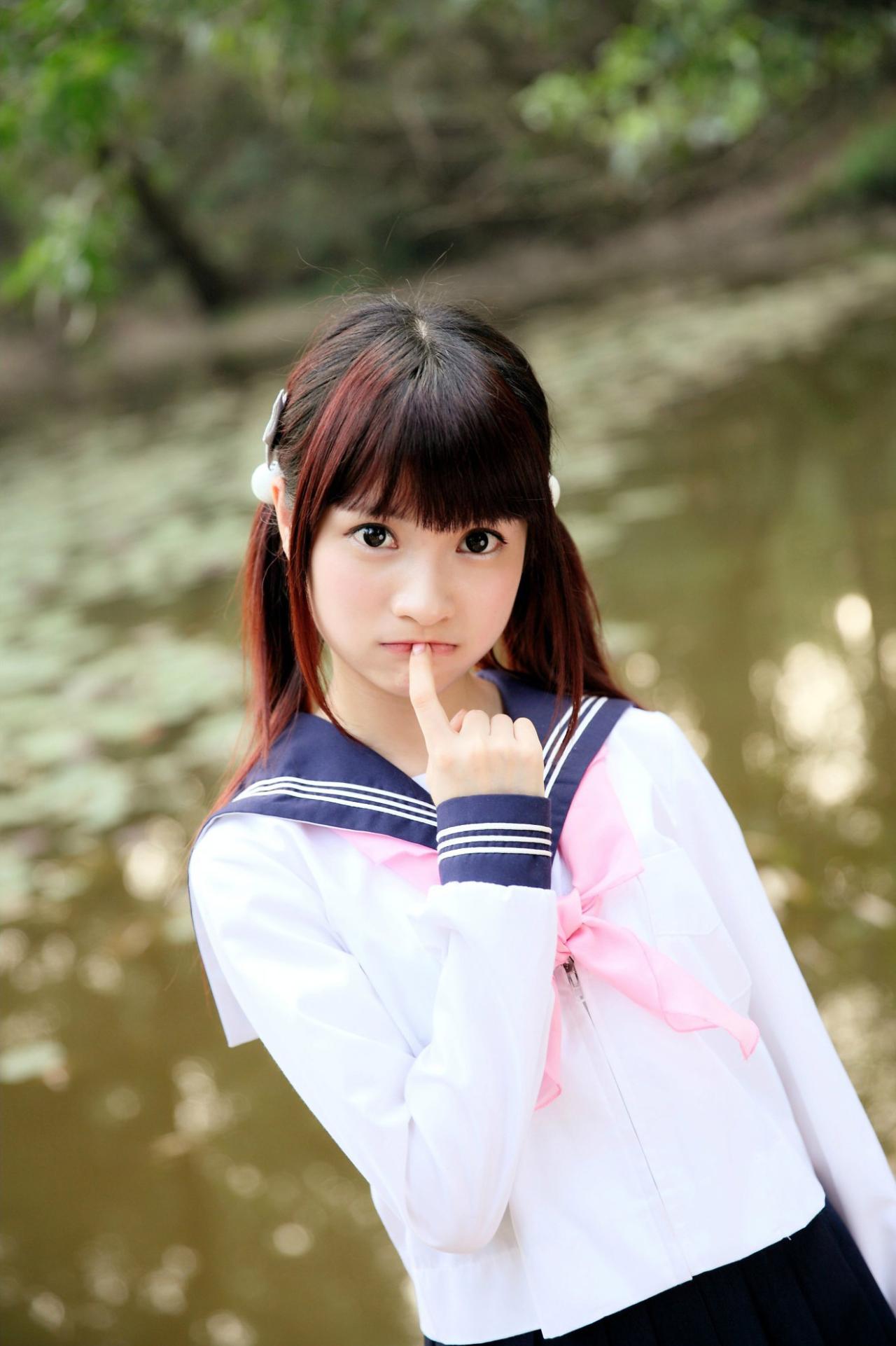 橘子酱穿着水手服嘟嘴轻咬手指卖萌的姿势