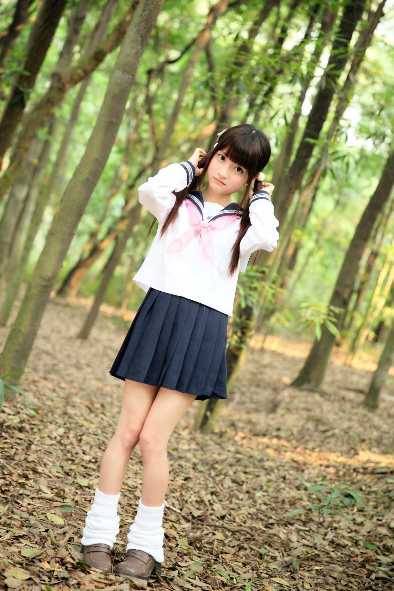 橘子酱穿着水手服双手揪着双马尾卖萌姿势