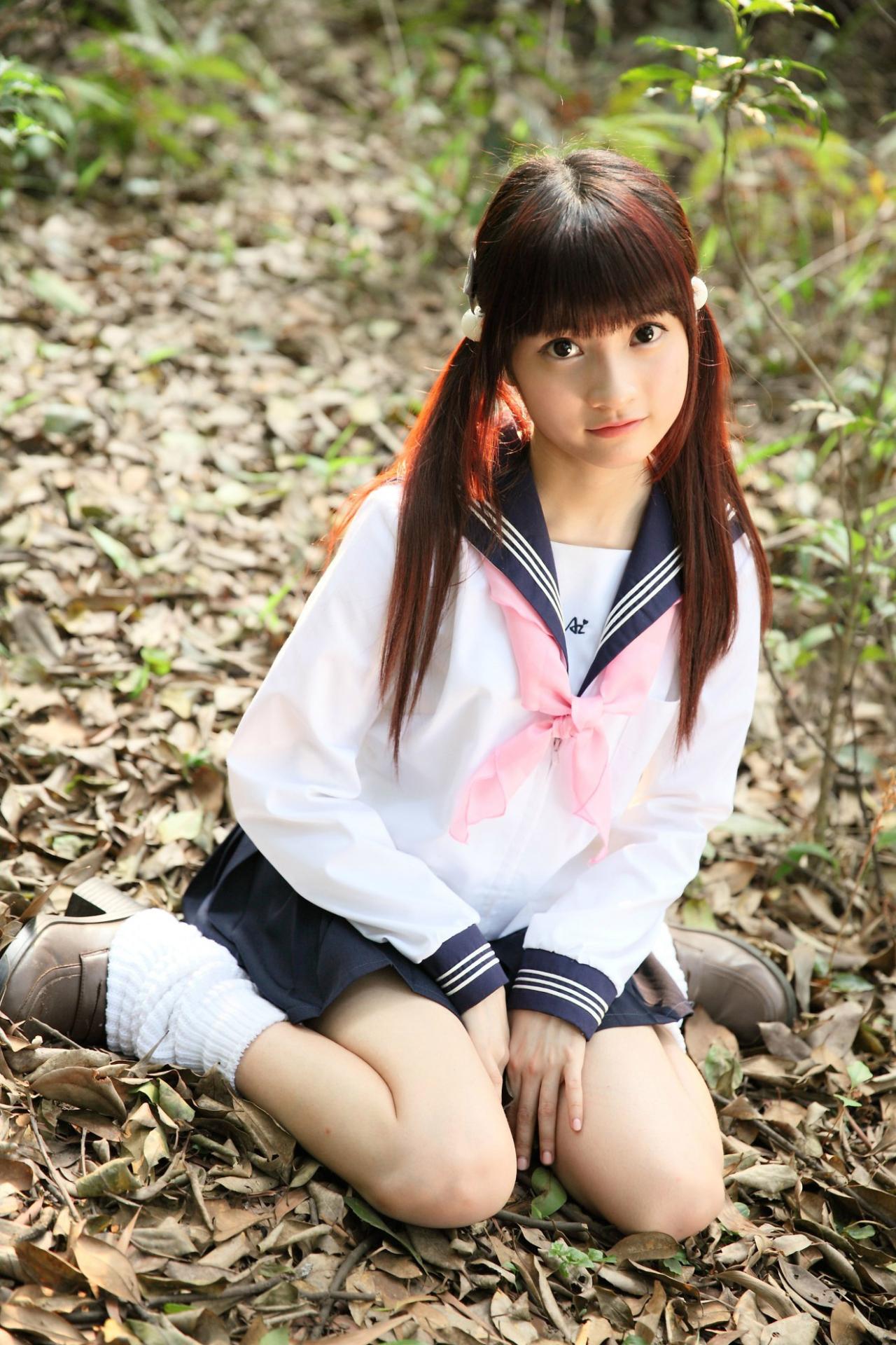 橘子酱穿着水手服跪坐在铺满落叶的地上