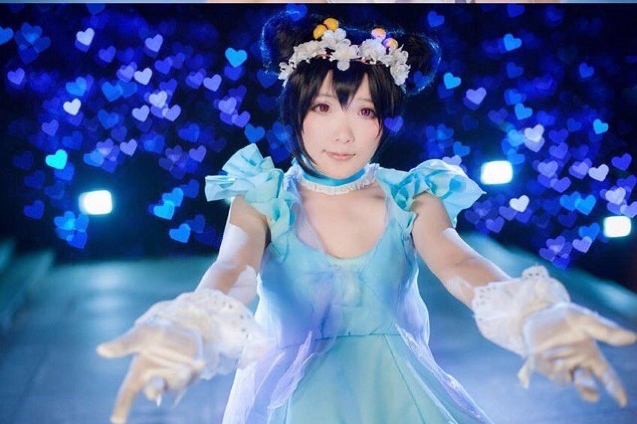 織田桑饰演矢泽妮可双手手臂伸出的姿势