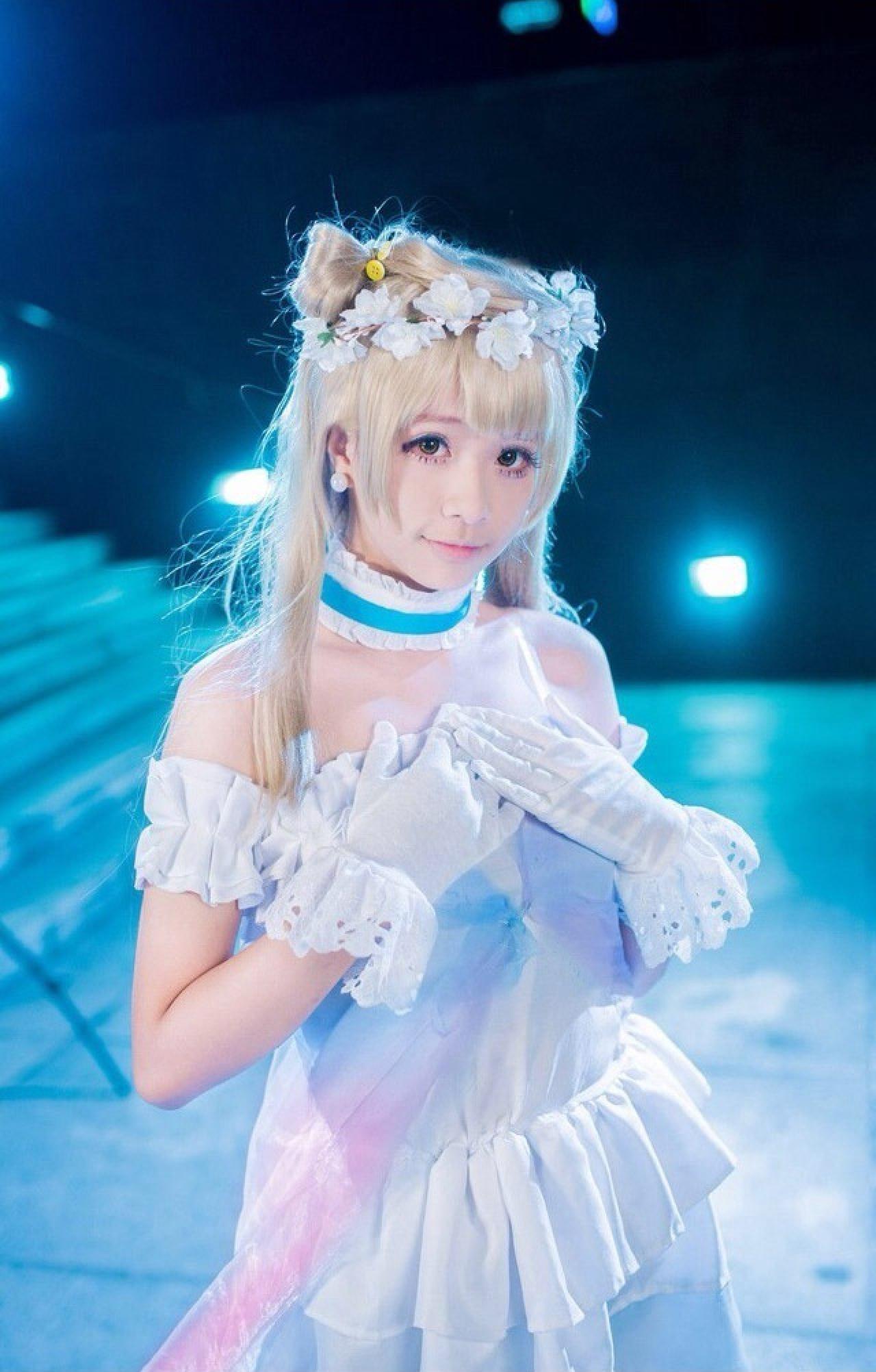 灰子扮演南小鸟双手放在胸前：每当疲劳时给我安慰的，是你那最棒的笑容