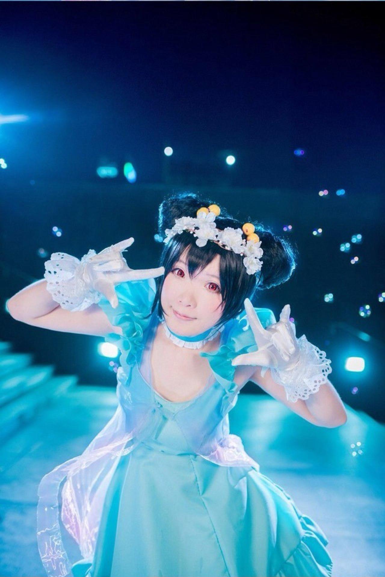 織田桑饰演矢泽妮可俯身作ILOVEYOU手势