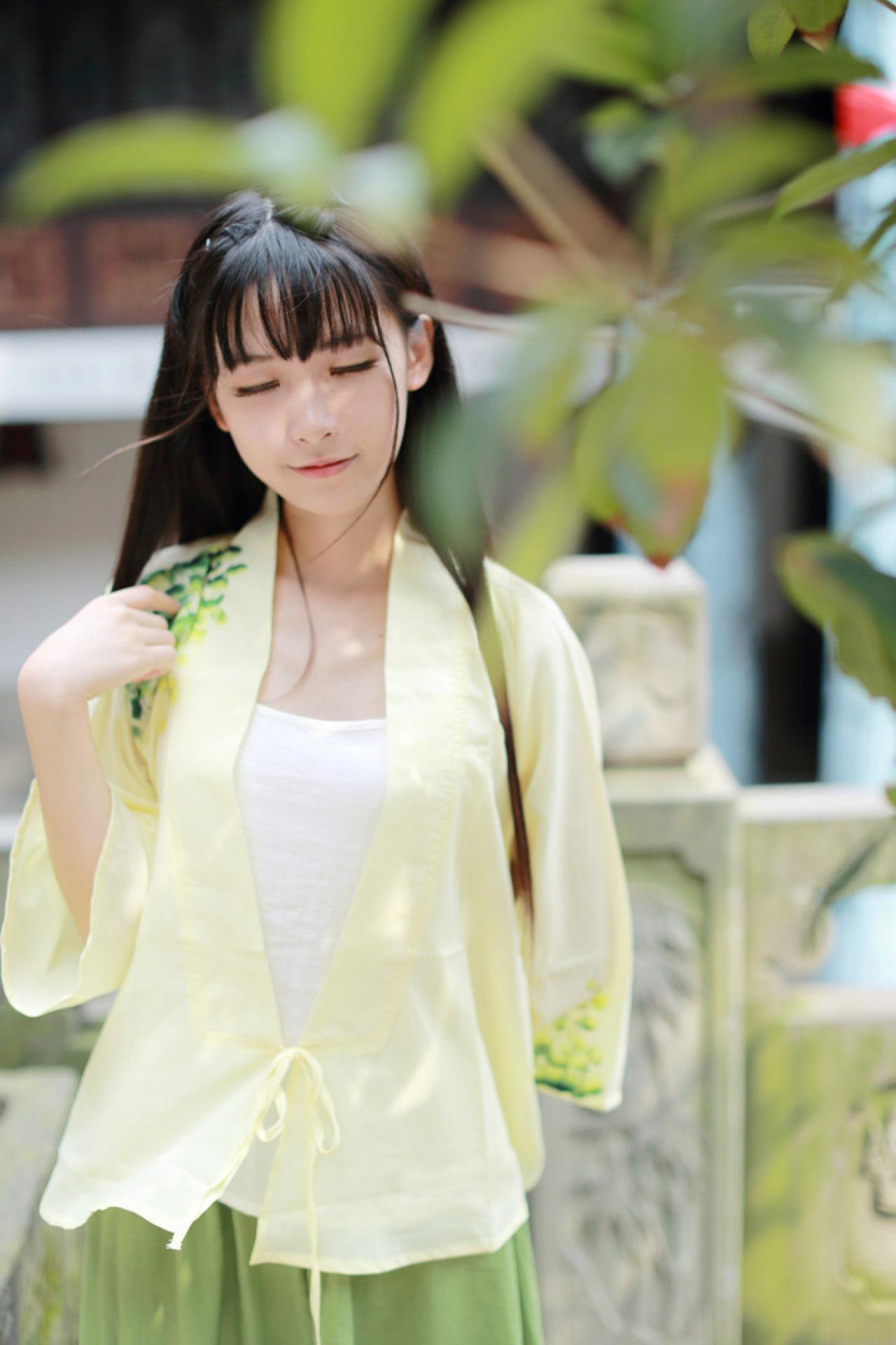 半藏森林穿着黄色对襟长袖雪纺上衣在叶子后闭目养神