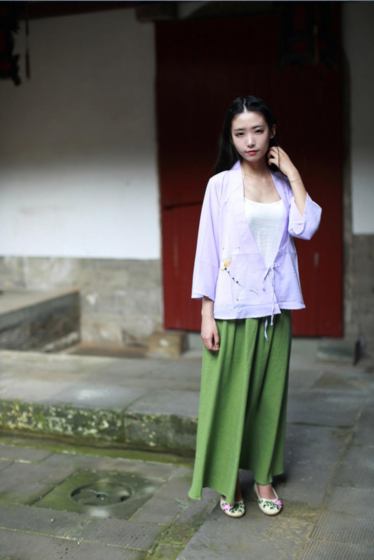 半藏森林穿着紫色对襟褙子长款上衣站在青石板路上