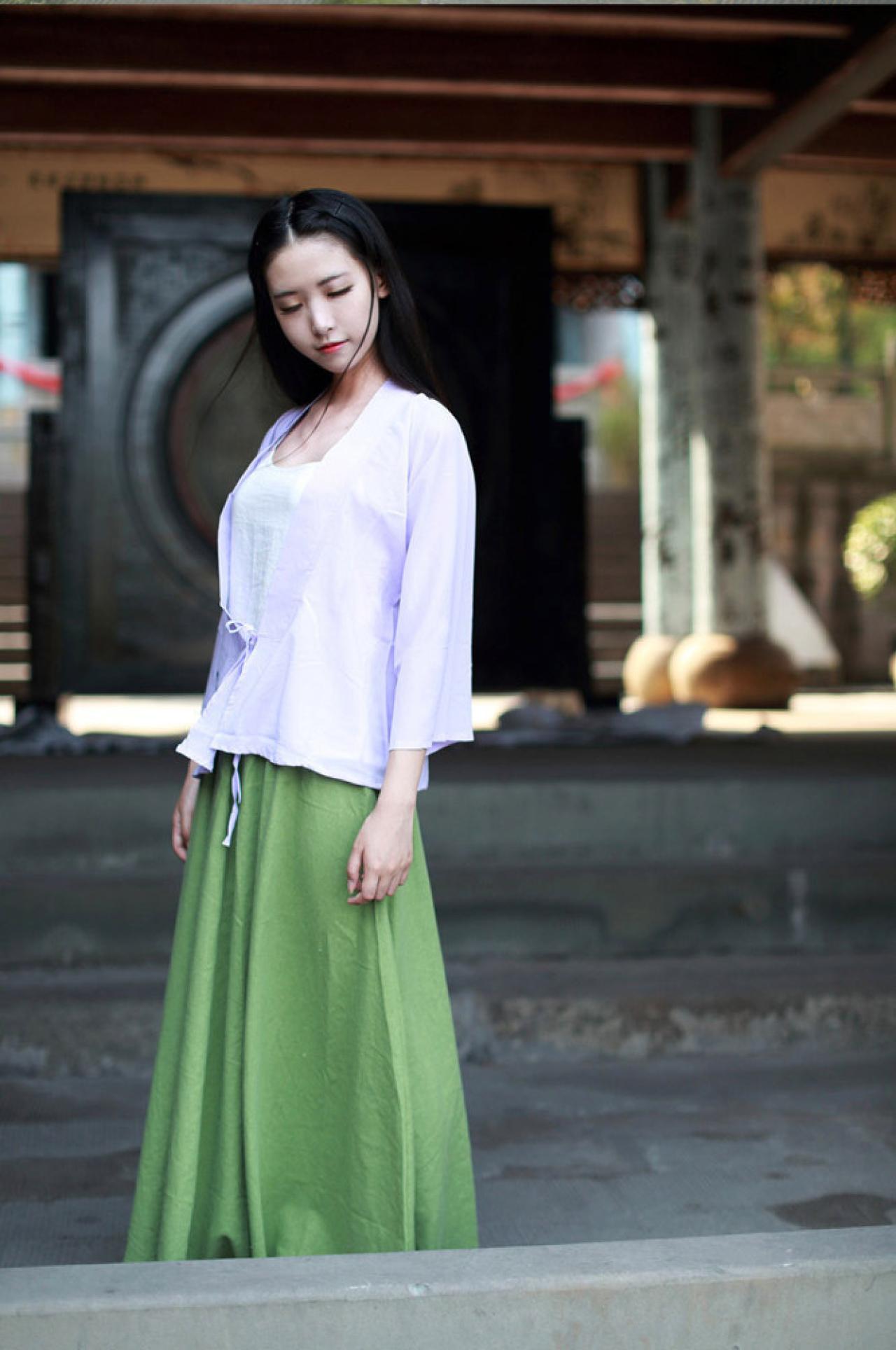 半藏森林穿着紫色对襟褙子长款上衣陶醉的闭目站在青石板路上