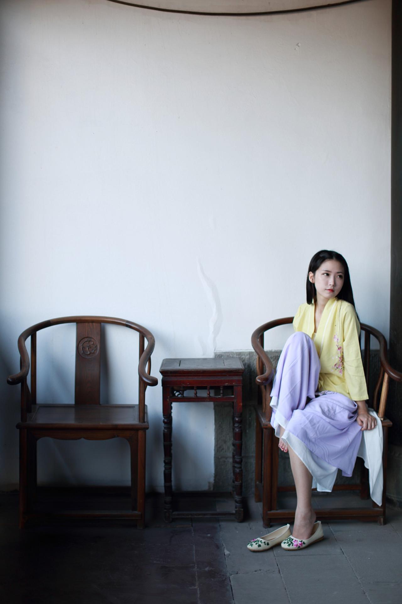 半藏森林穿着黄色对襟长袖雪纺上衣坐在红木圈椅上