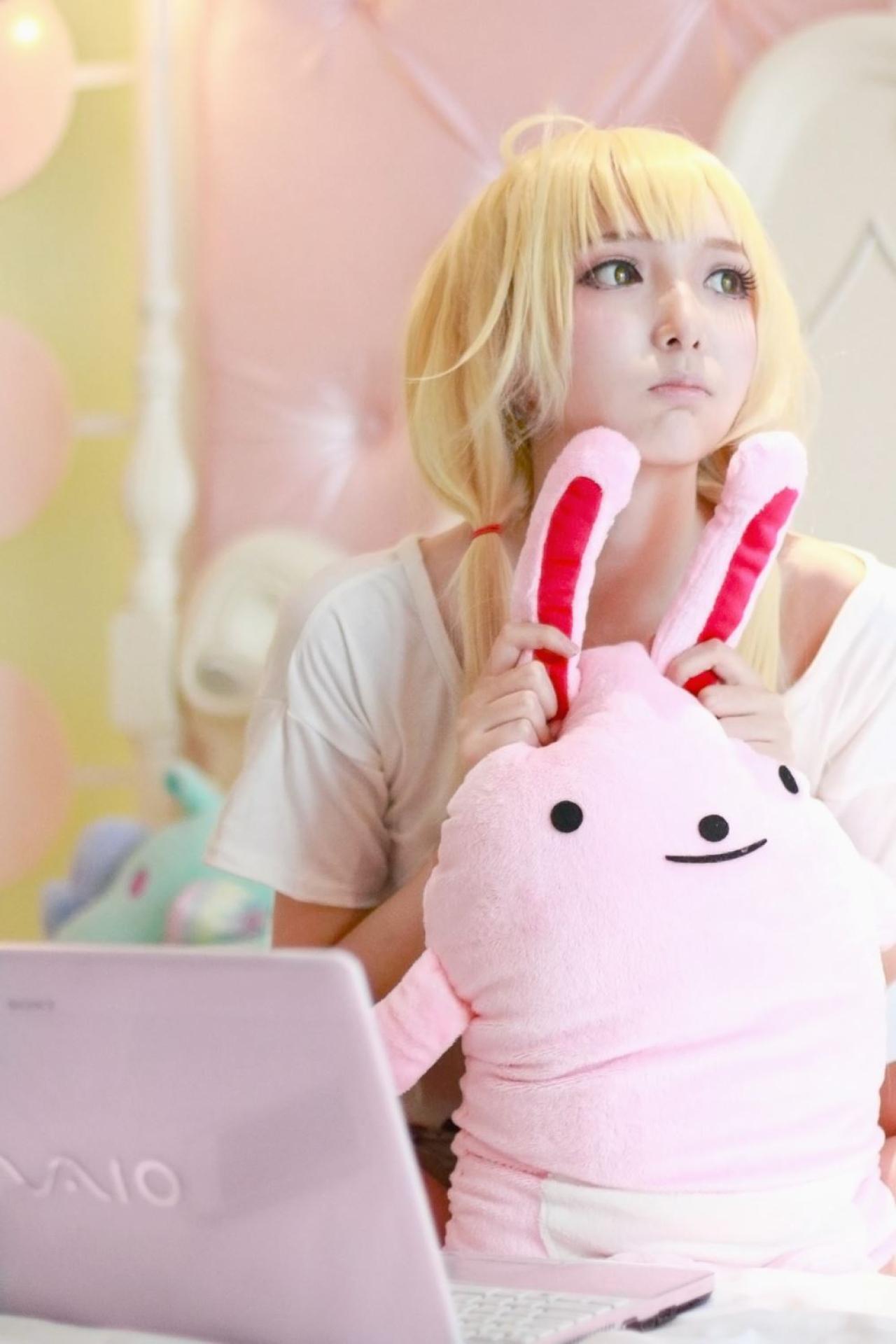 茶茶茶茶喵扮演双叶杏抓着粉色玩偶的兔耳朵嘟嘴的样子