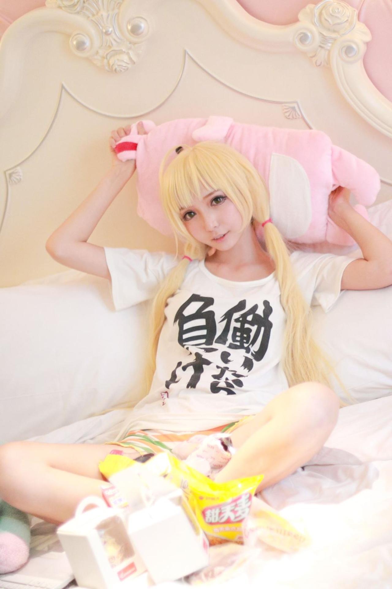 茶茶茶茶喵扮演双叶杏靠在枕头上，枕着兔耳玩偶，身前摆着各种零食