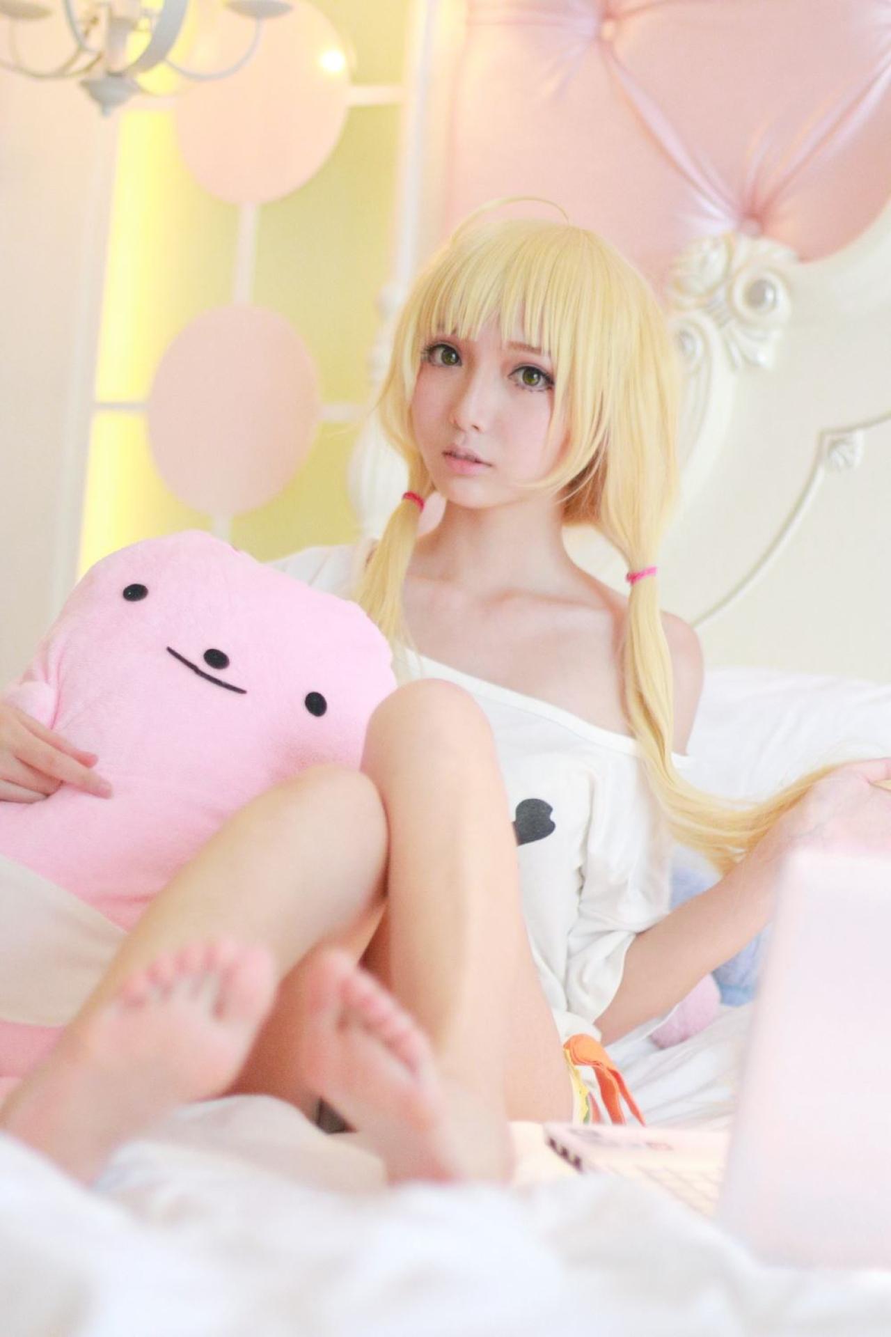 茶茶茶茶喵扮演双叶杏右手搂着玩偶，左手捏着一束马尾