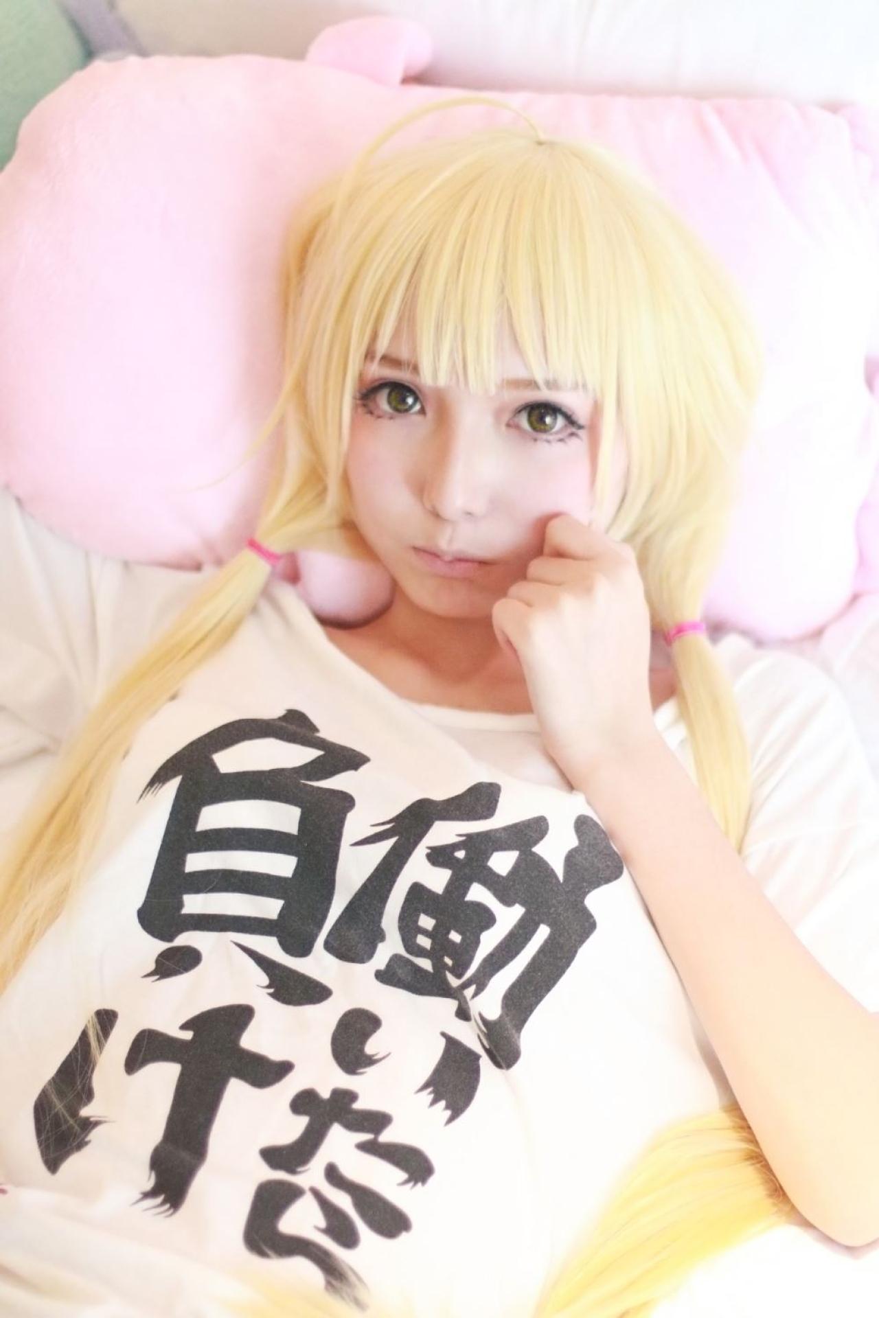 茶茶茶茶喵扮演双叶杏枕着粉色兔耳朵玩偶躺下，嘟嘴卖萌的样子