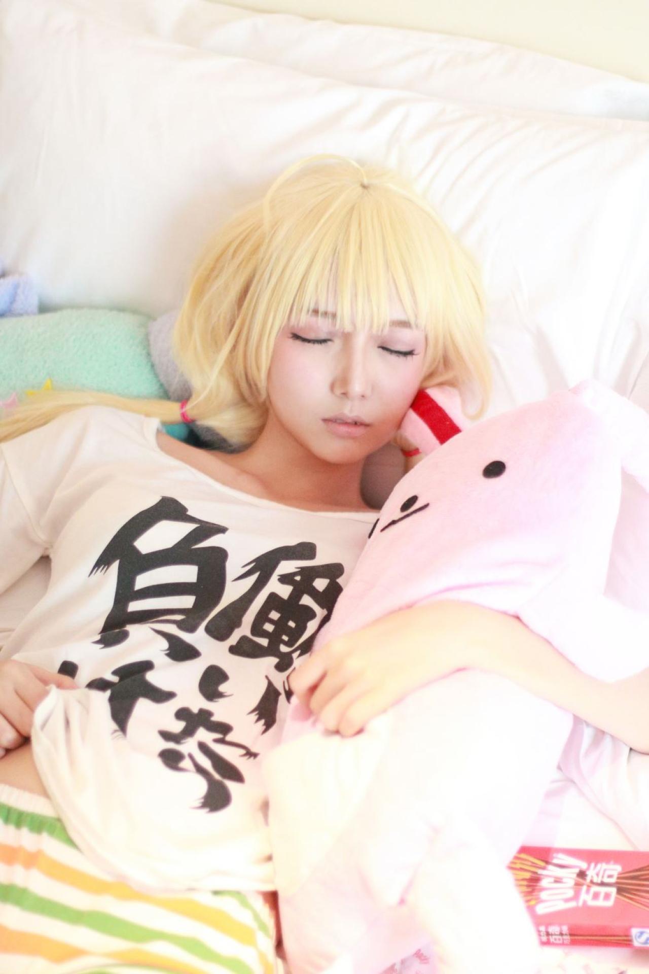 茶茶茶茶喵扮演双叶杏搂着兔耳朵玩偶睡着的样子