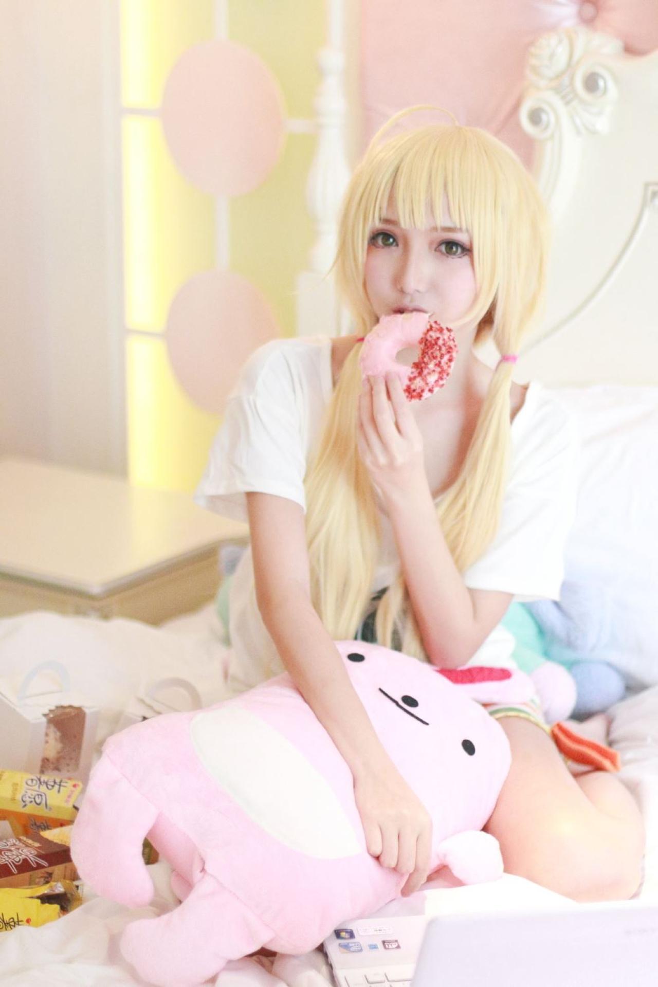 茶茶茶茶喵扮演双叶杏吃着粉色甜面包圈