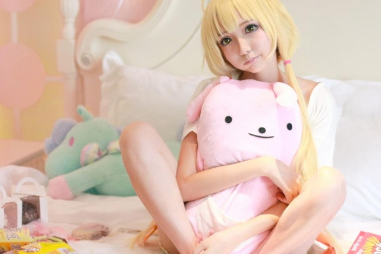 茶茶茶茶喵扮演双叶杏环抱住粉色兔耳朵玩偶