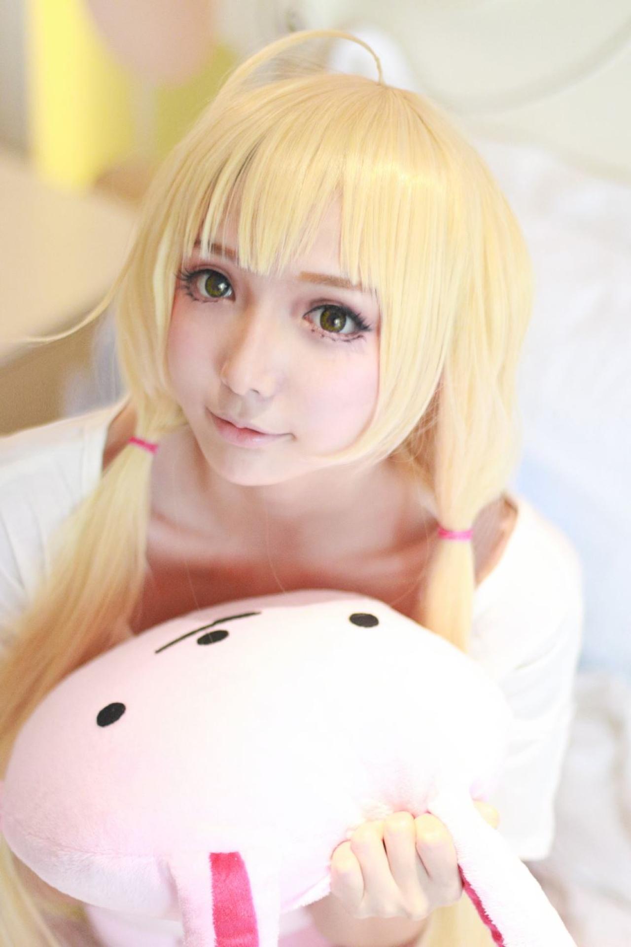 茶茶茶茶喵扮演双叶杏抱着粉色兔耳朵玩偶脸部俯拍特写