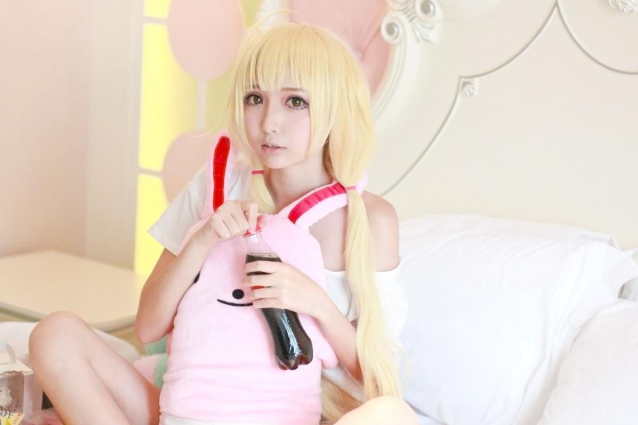 茶茶茶茶喵扮演双叶杏抱着粉色兔耳朵玩偶正在开一瓶可口可乐