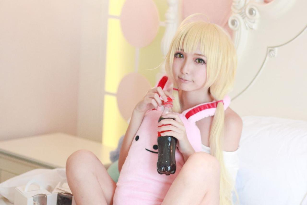 茶茶茶茶喵扮演双叶杏抱着粉色兔耳朵玩偶正在拧一瓶可口可乐的盖子