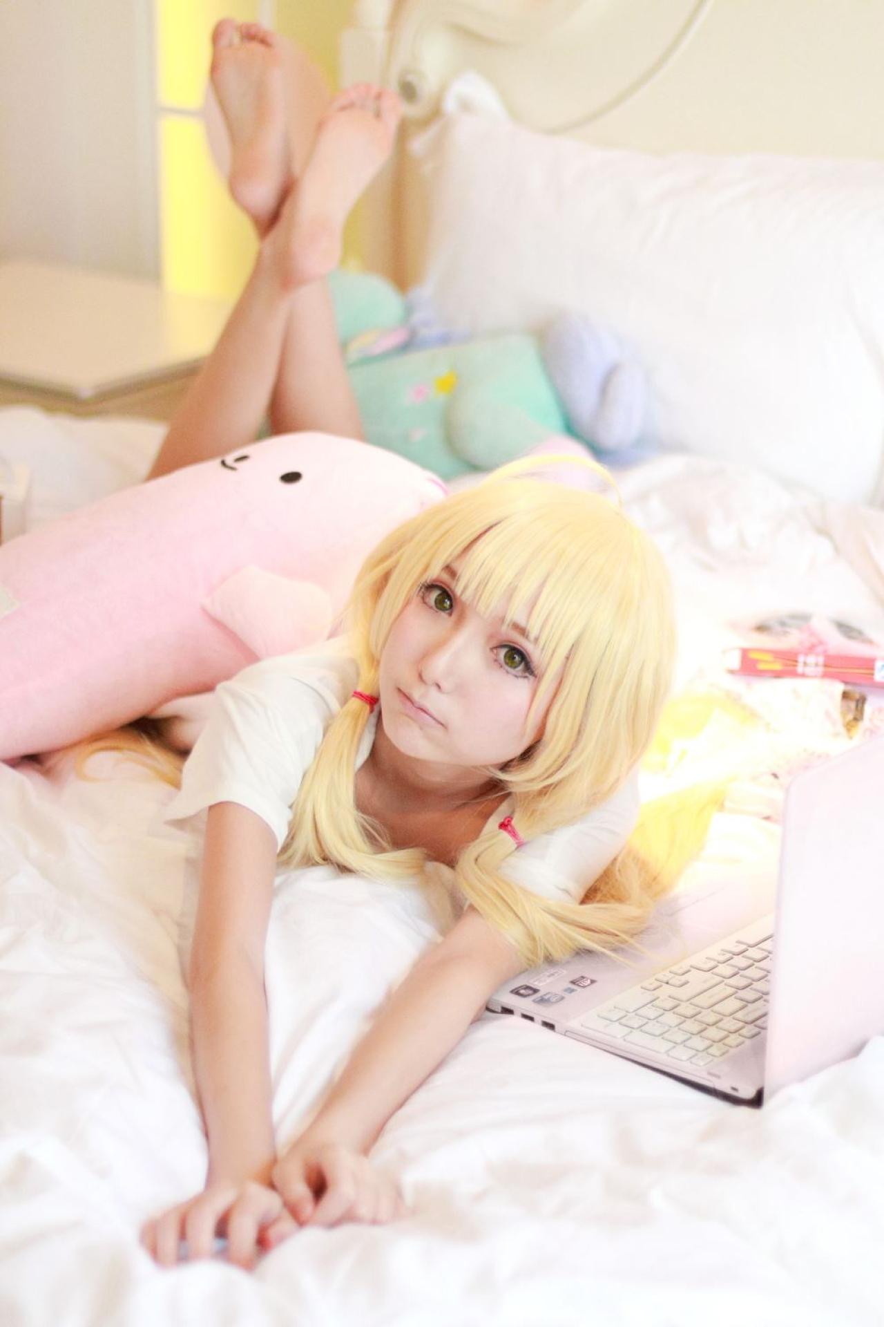 茶茶茶茶喵扮演双叶杏扒在床上，翻开笔记本的盖子，嘟嘴对着镜头的样子