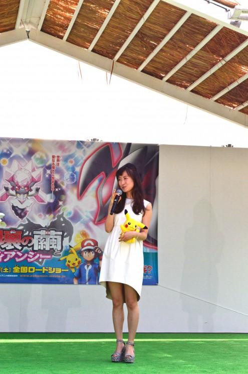 口袋妖怪XY 破坏之茧发布会，穿着白色连衣裙的萌妹抱着皮卡丘主持
