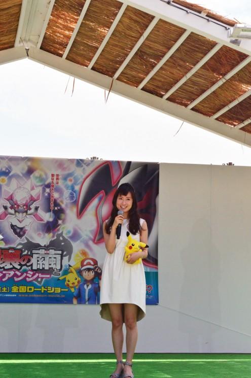 口袋妖怪XY 破坏之茧发布会，穿着白色连衣裙的萌妹抱着皮卡丘对着镜头微笑