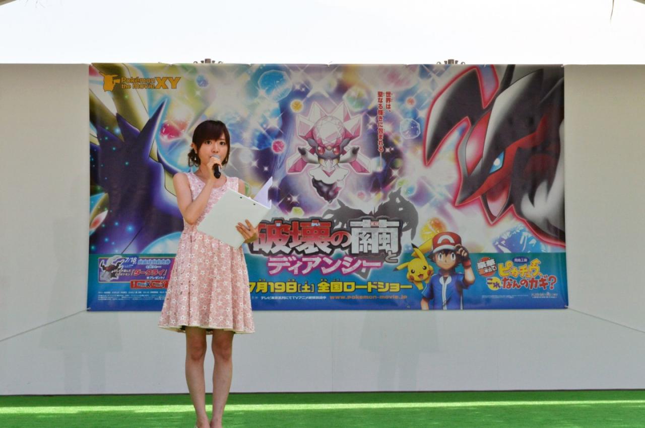 口袋妖怪XY 破坏之茧发布会，穿着粉色连衣裙的萌妹主持