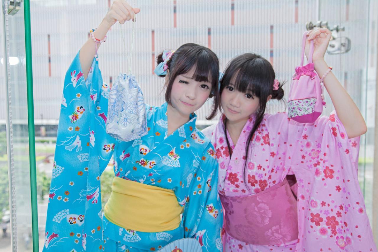 橘子酱和小龟格子拿出自己的和服香包，头靠头挨到一起。橘子酱还眨了眨眼睛。 路过摄影