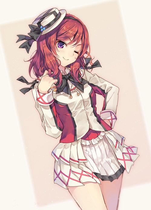 戴着帽子串珠红白短裙的西木野真姬手机壁纸