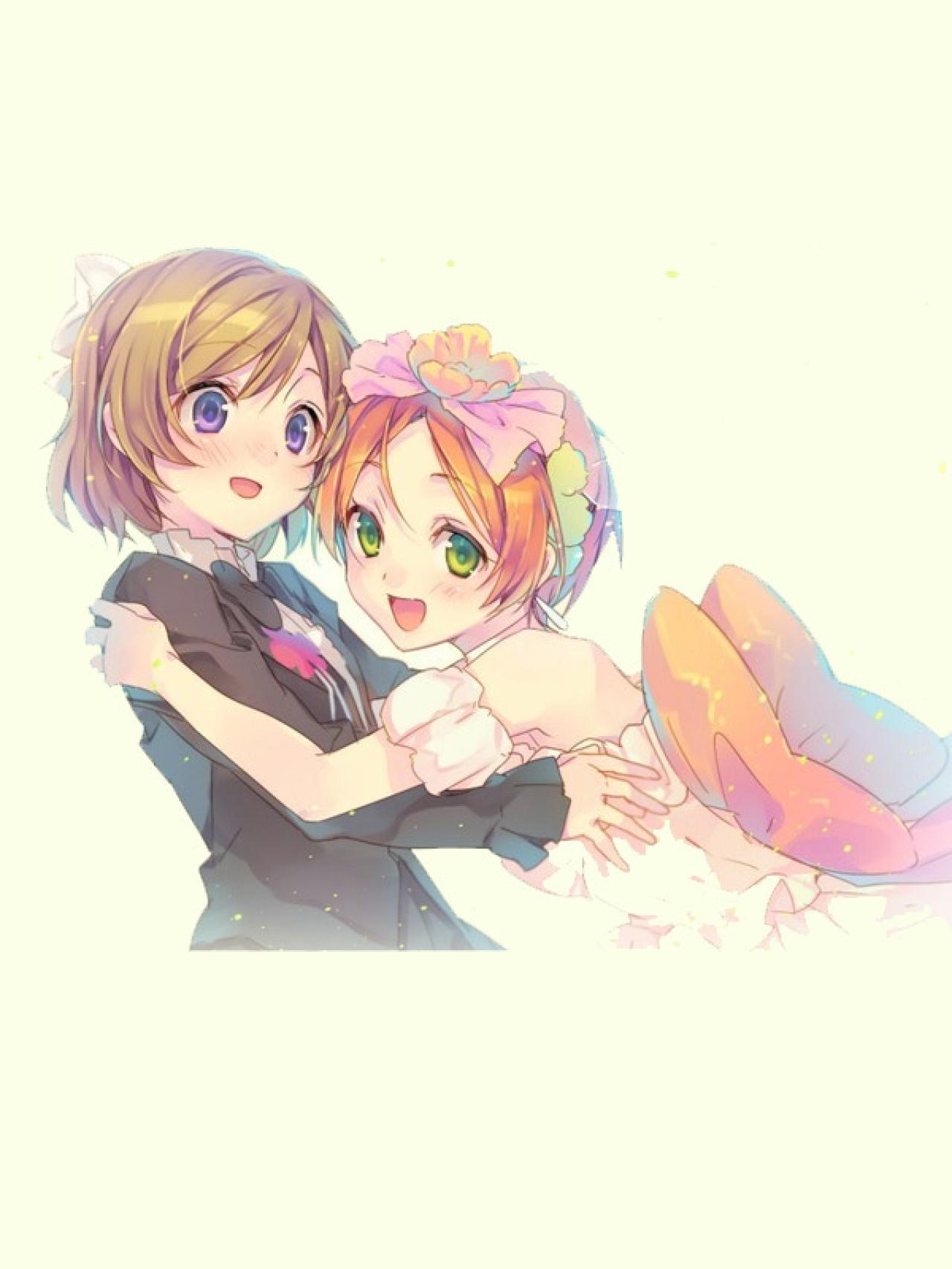 穿着蝴蝶结白色婚纱的星空凛抱着穿着黑色西装扮成男孩子的小泉花阳手机壁纸