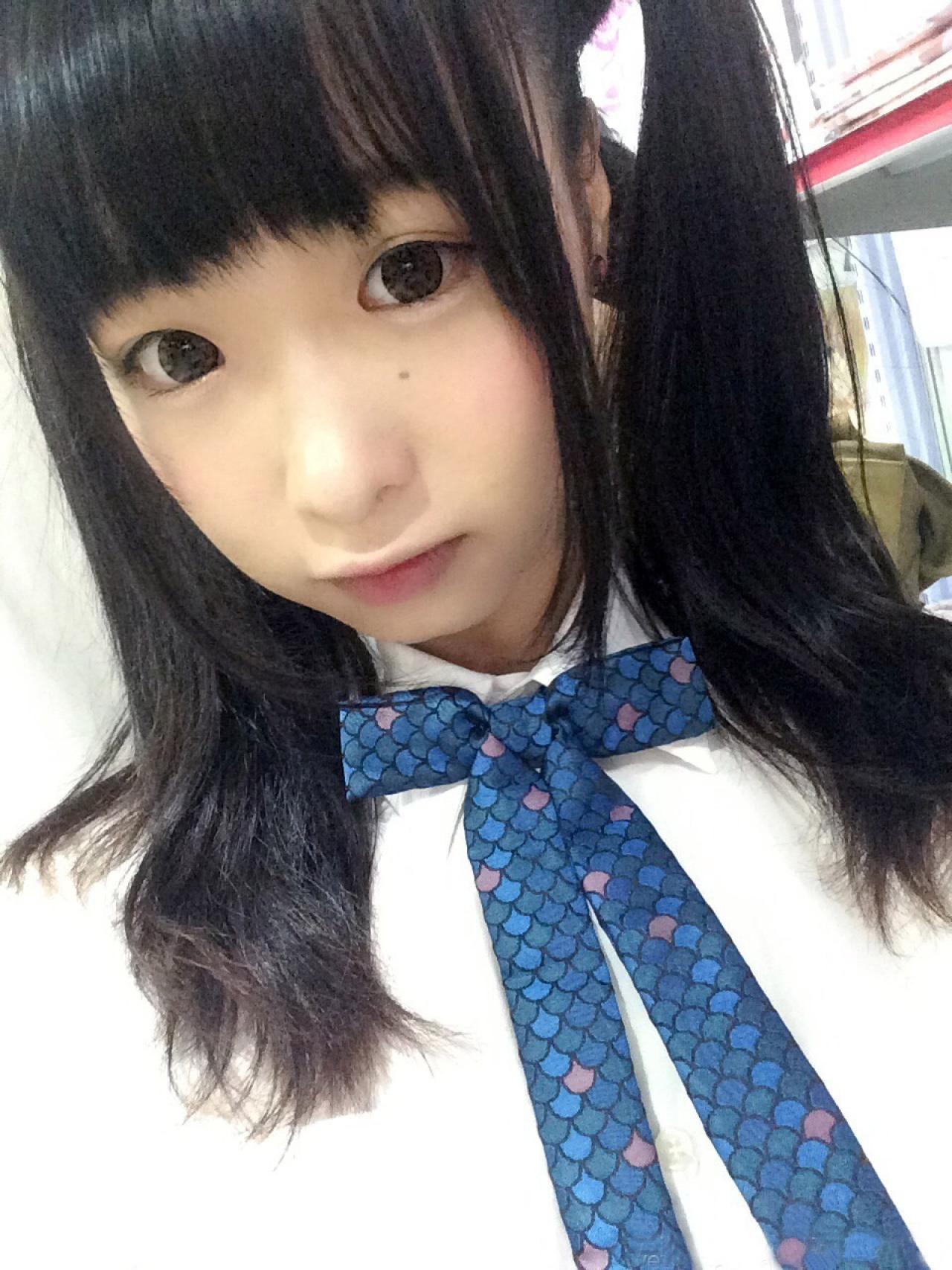 YACA2014现场鳄鱼同学陪着双马尾穿着白衬衣，蓝领结自拍