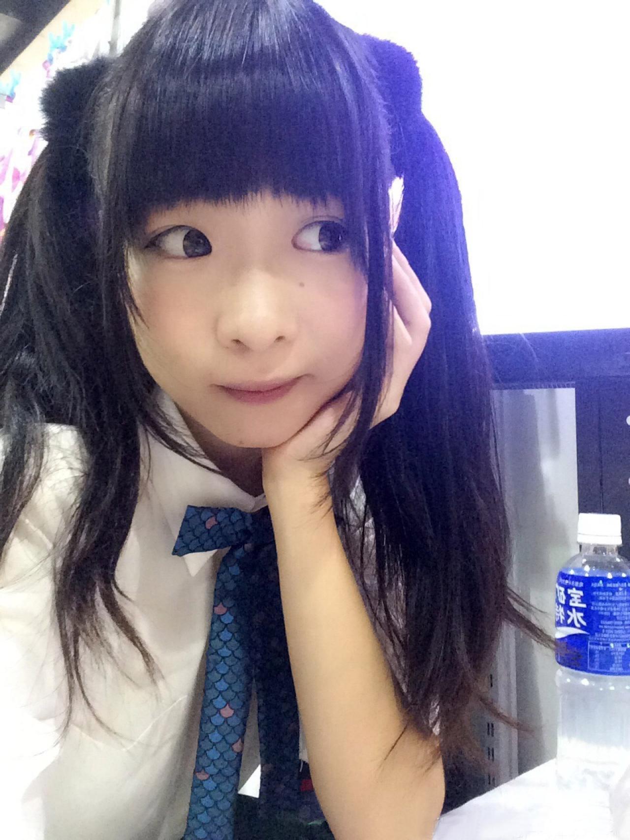 YACA2014现场鳄鱼同学扒在展台上