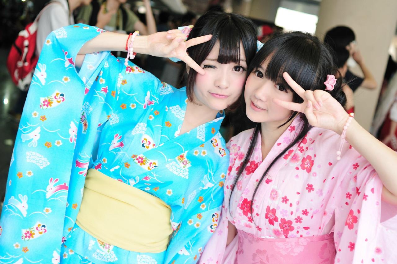 橘子酱和小龟眨眼剪刀手卖萌姿势 叫我啊WIN拍摄