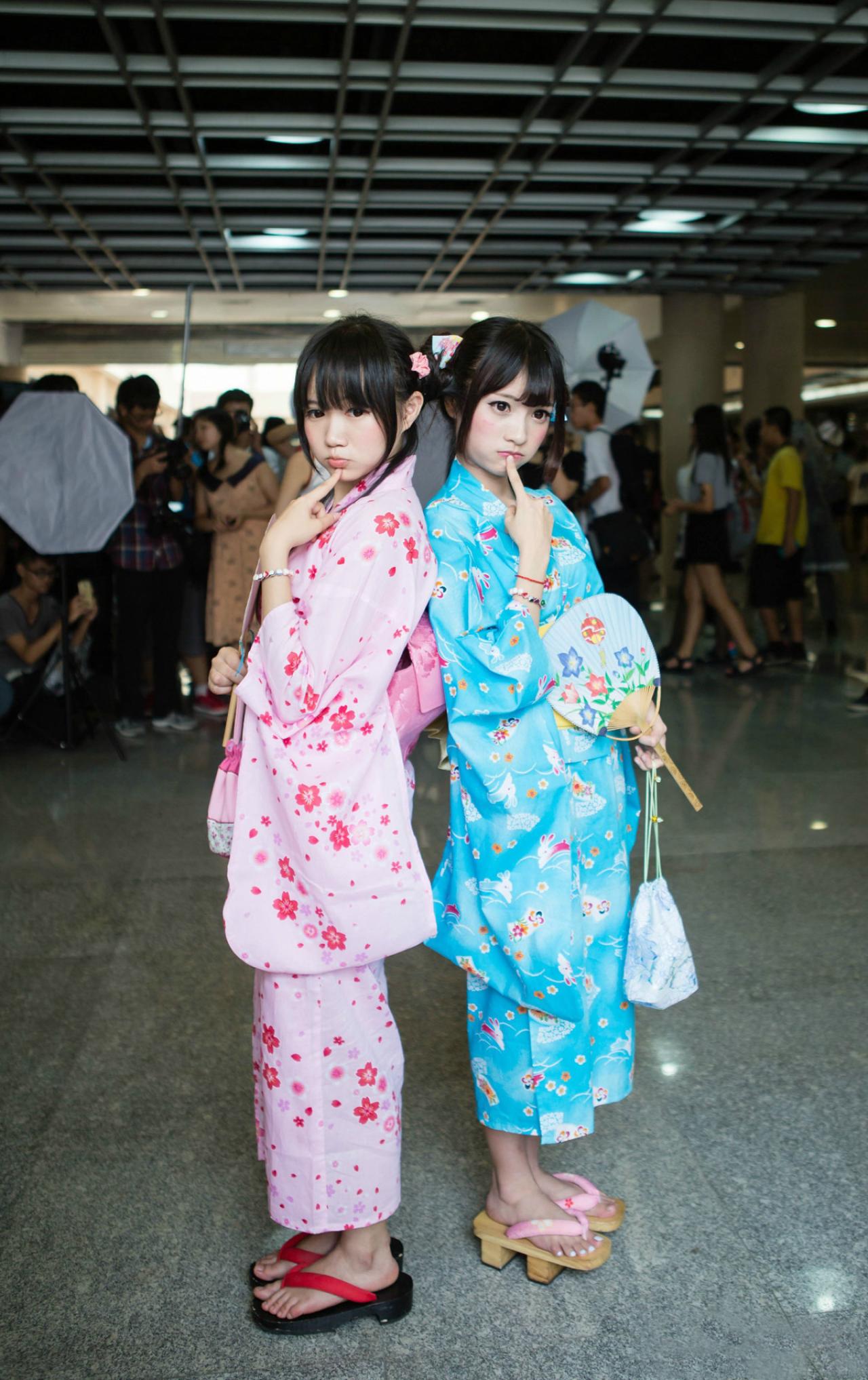 橘子酱和小龟背靠背持扇嘟嘴卖萌 求脱团-无爱IN小爱拍摄