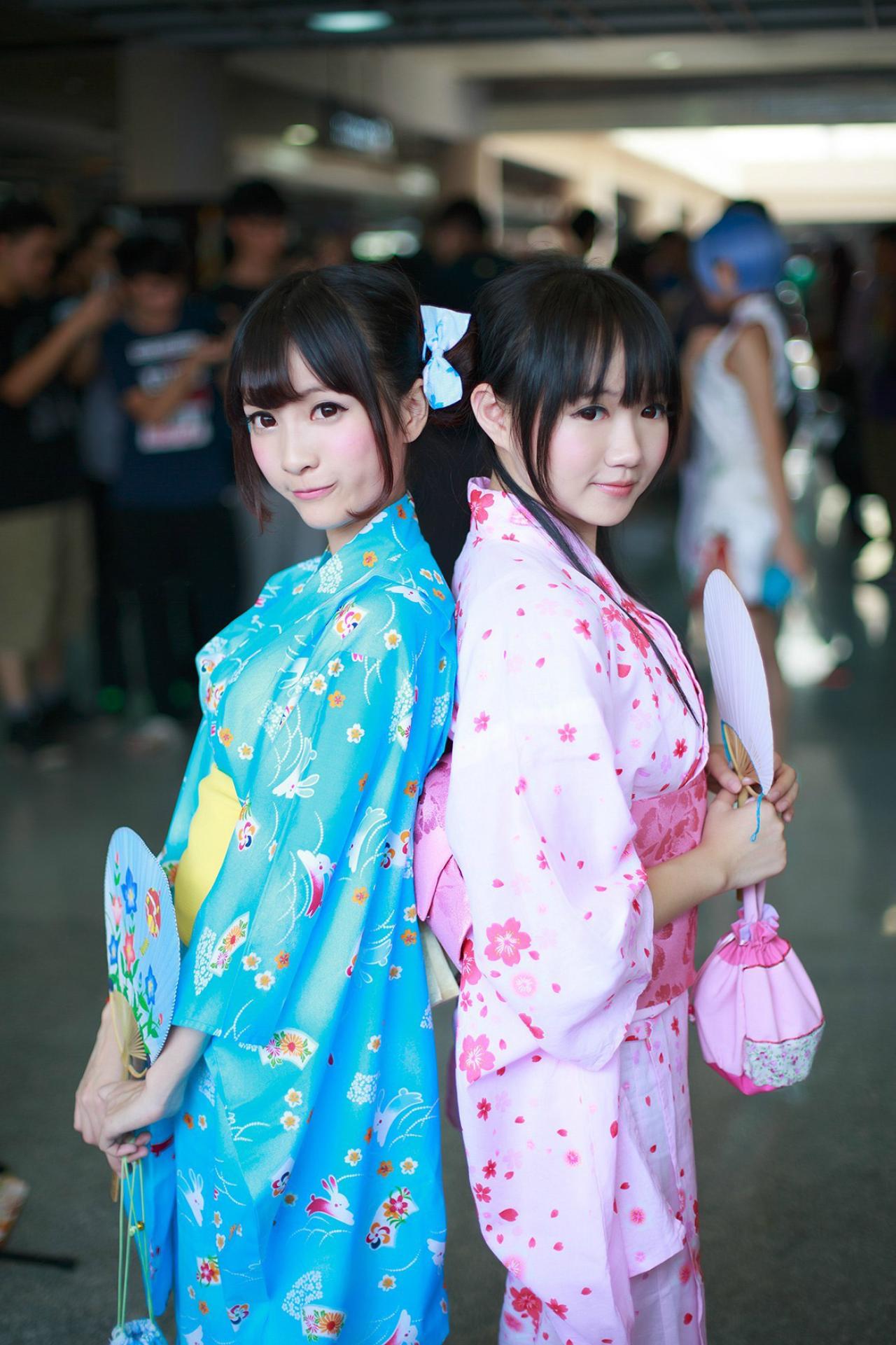 橘子酱和小龟背靠背拿着扇子站在一起 KaKei_火仔拍摄