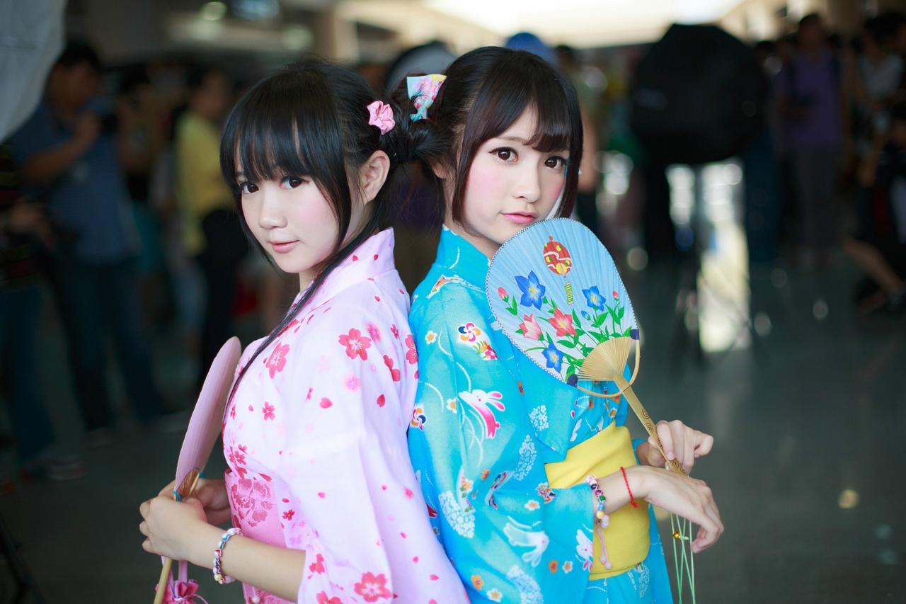 橘子酱和小龟背靠背站在一起横幅照 KaKei_火仔拍摄