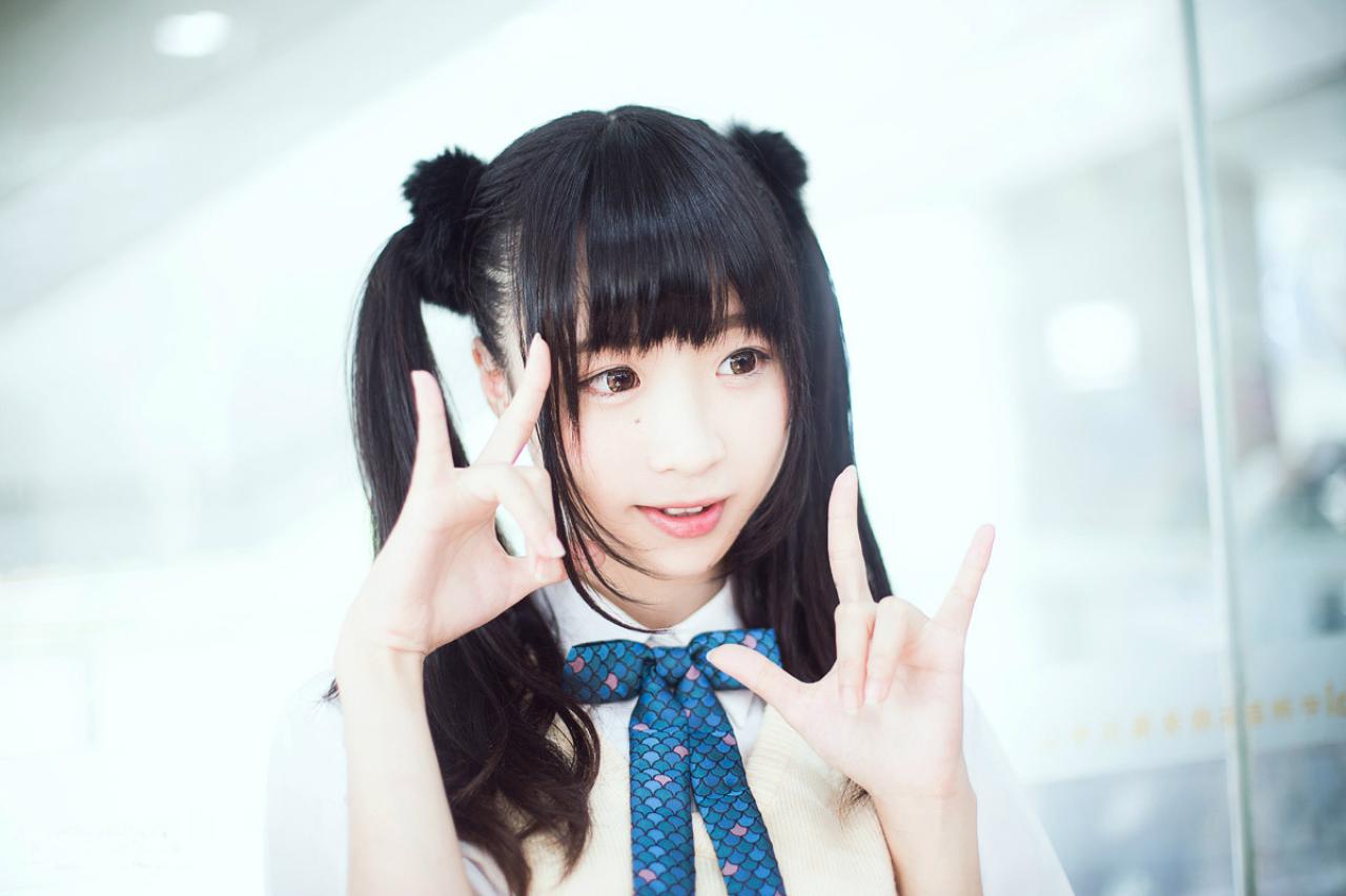 鳄鱼同学作ILOVEYOU手势上半身照