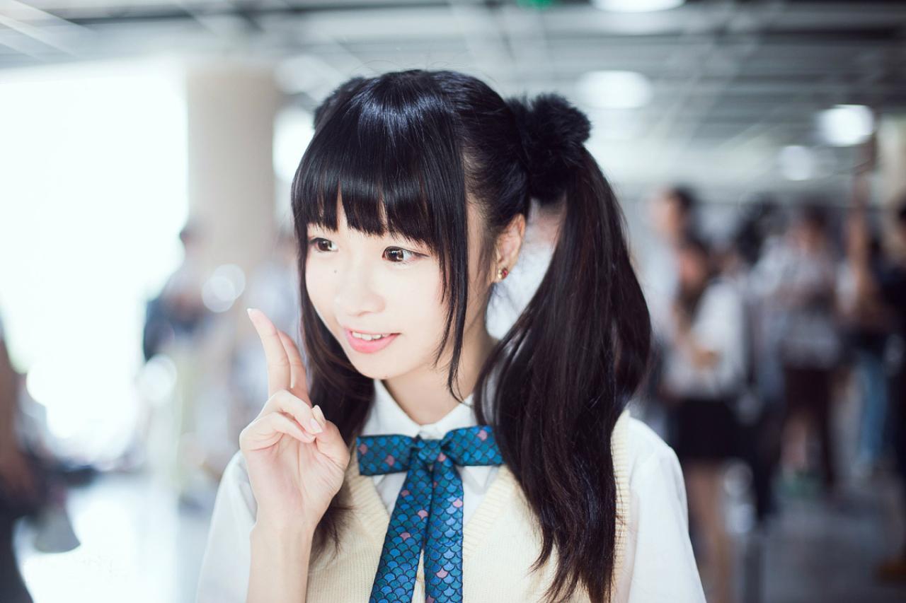 鳄鱼同学作yeah的手势微侧脸照