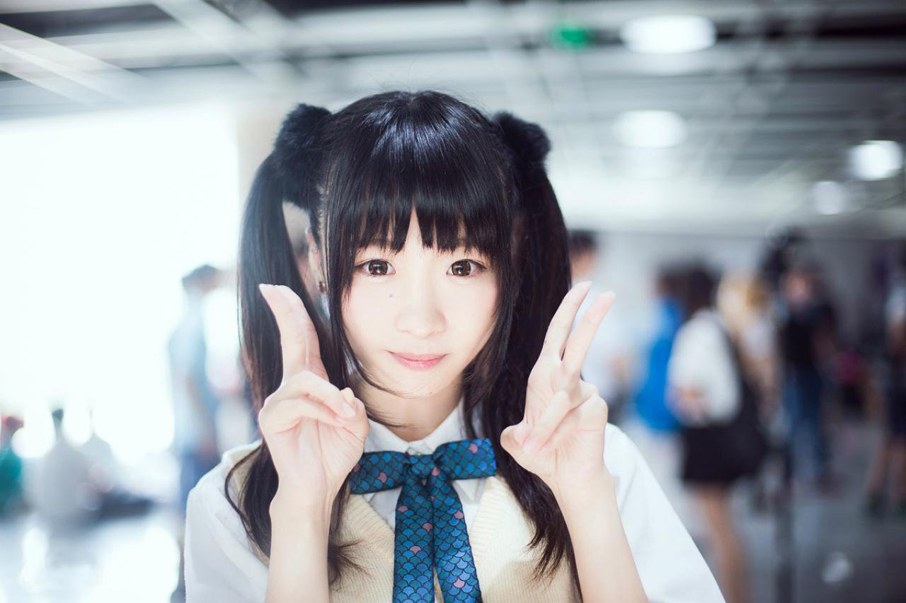 鳄鱼同学双手扮兔耳朵，上半身正面照