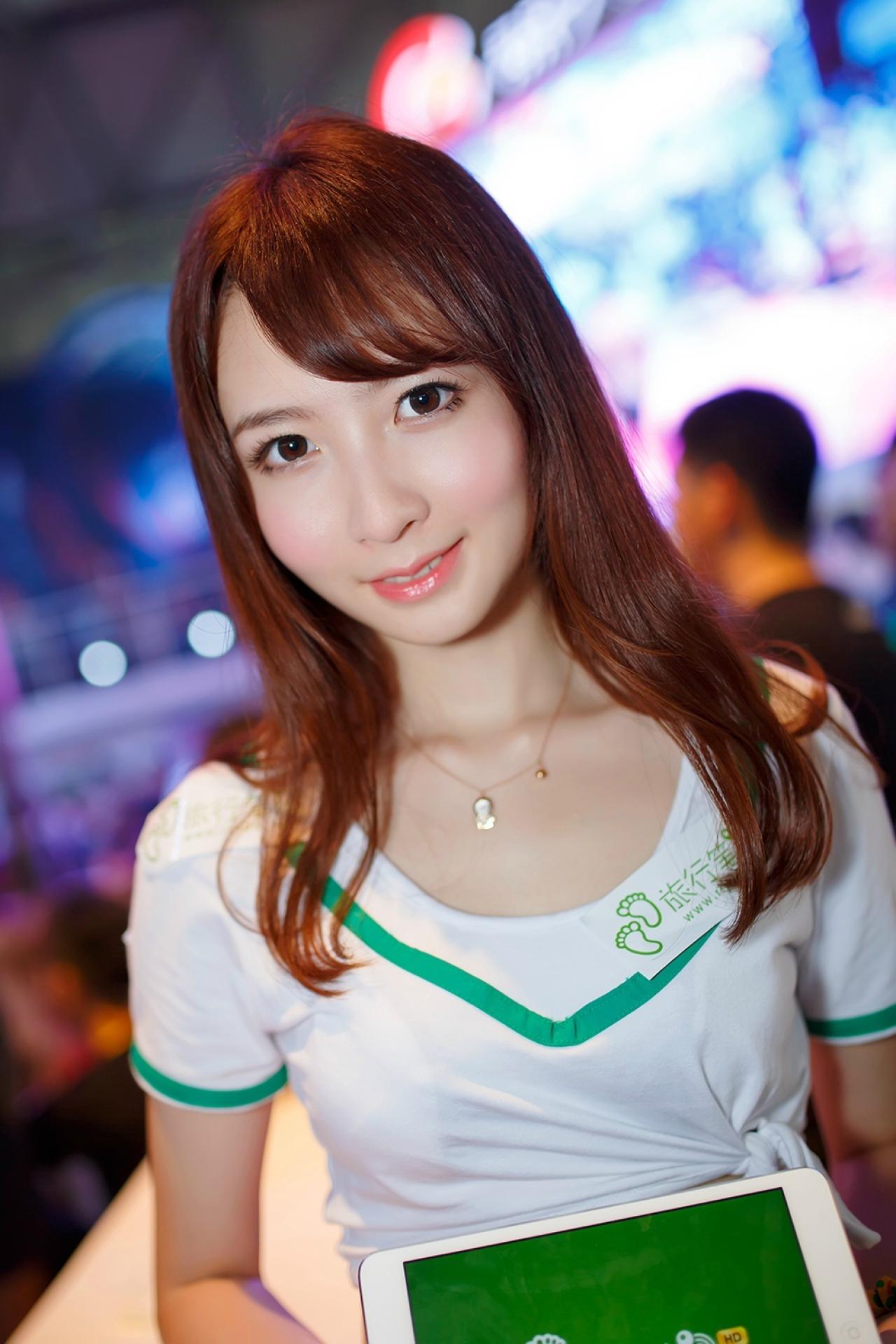 旅行笔记的可爱Showgirl拿着ipad展示旅行笔记的APP