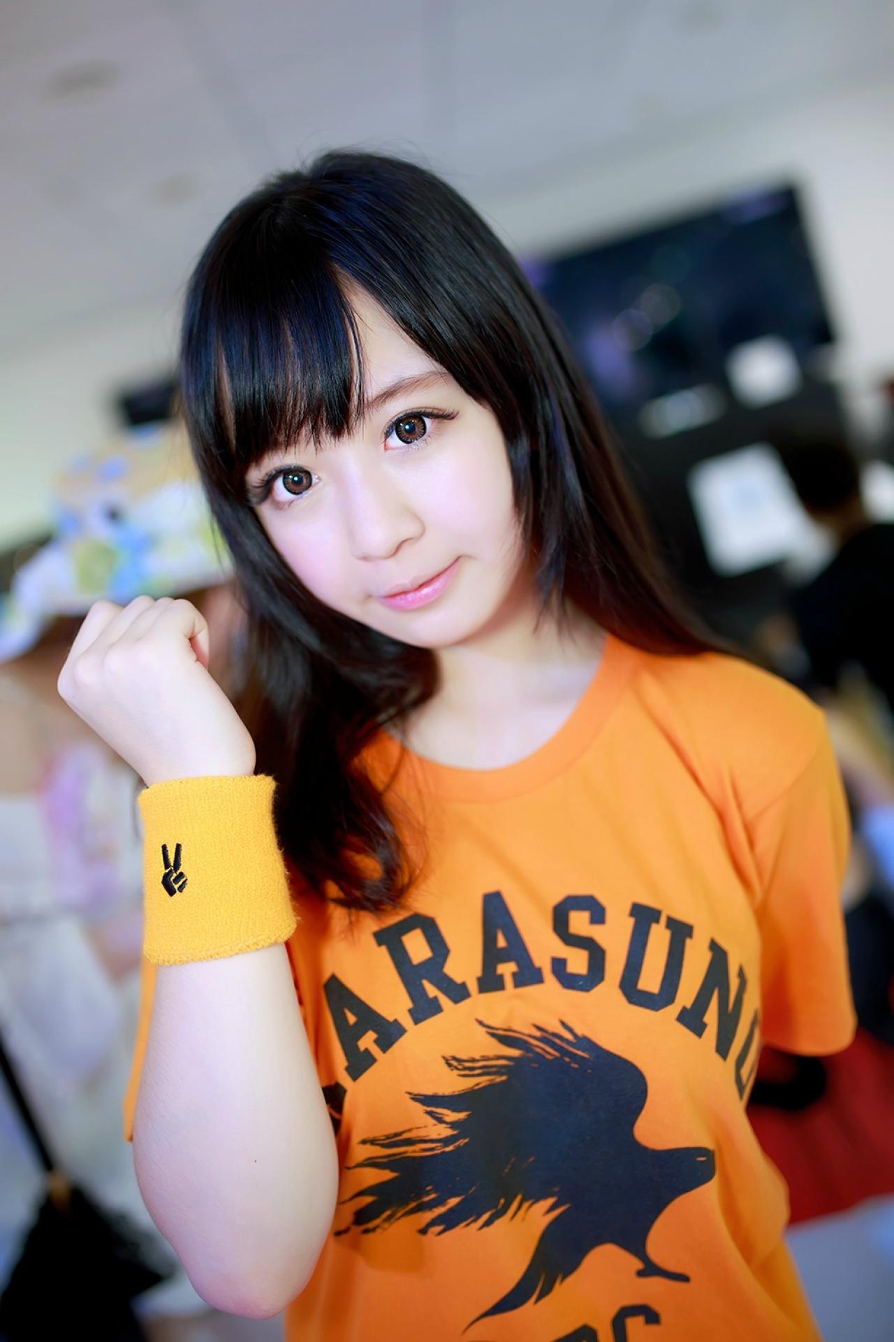 穿着黄色T恤的Showgirl作加油手势