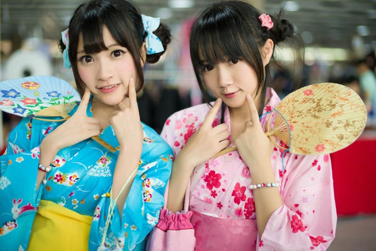 橘子酱和小龟手指按脸卖萌 新叶-何树荣拍摄