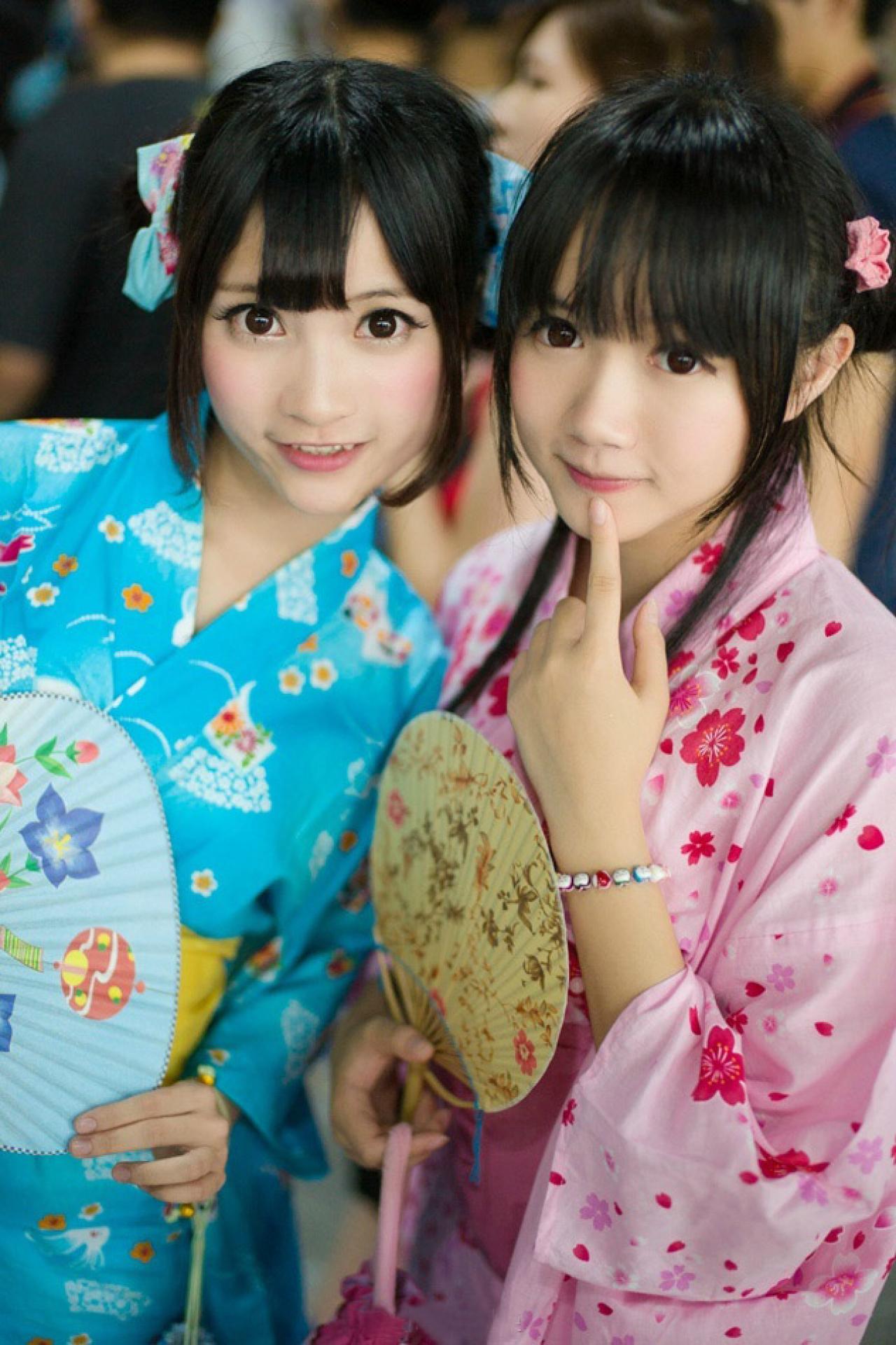 橘子酱和小龟靠在一起，小鬼一只手指抵住嘴唇的样子 新叶-何树荣拍摄