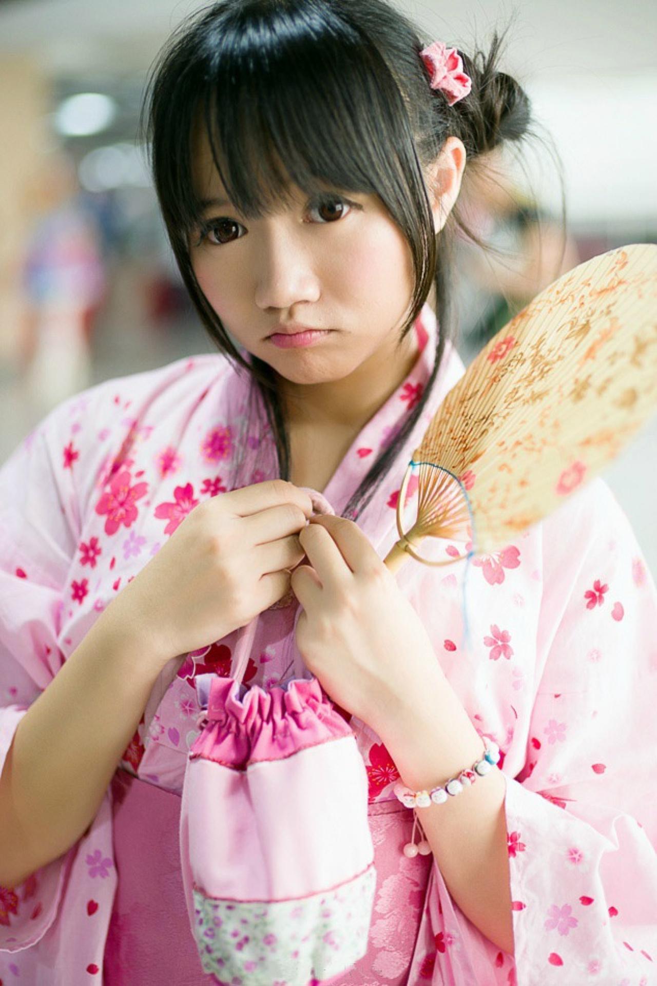 小龟左手握着扇子，和右手一起拿起香包，嘟嘴卖萌的样子 新叶-何树荣拍摄