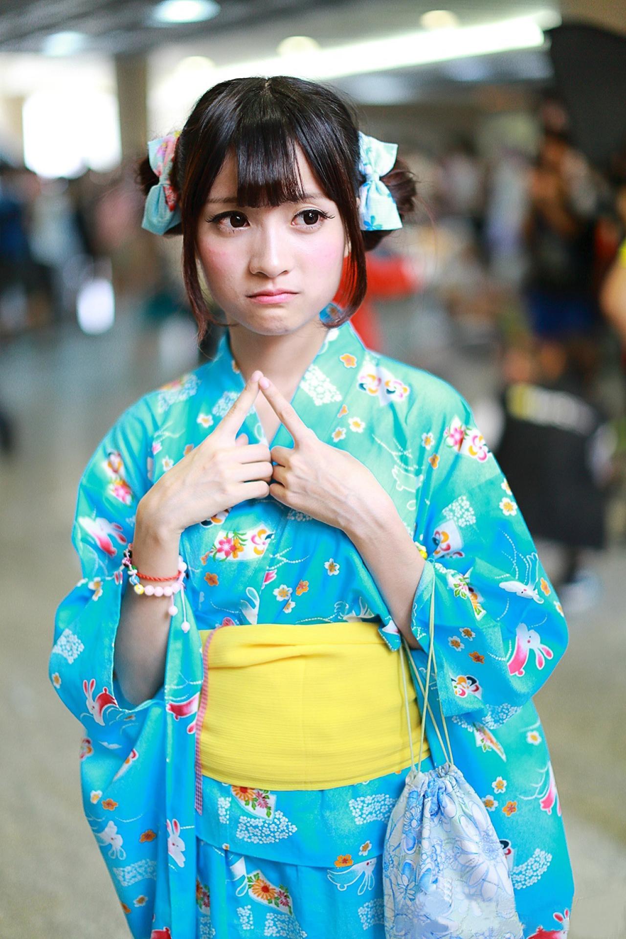 橘子酱双手食指抵到一起，嘟嘴快哭了的样子 孤岛桑-MccVision拍摄